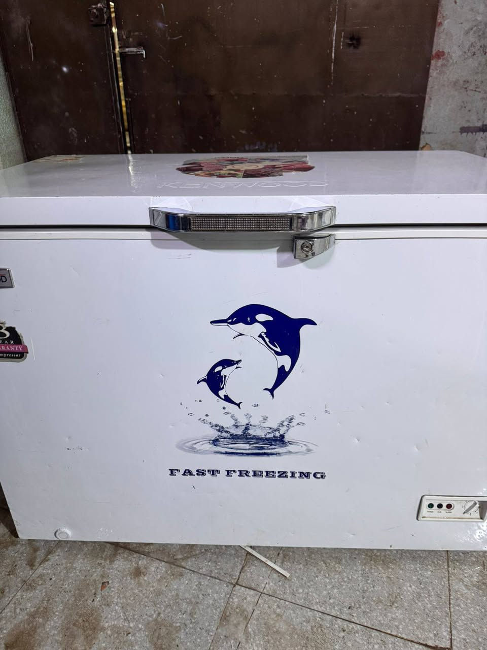 السلام عليكم مجمده حجم 14 قدم شغل فول مشحونه بس غاز ماطورها بلادي وبيها ضمان 10 أيام السعر 180 وبيها مجال بسيط مكاني الزعفرانيه شارع المعهد واتساب ***********
