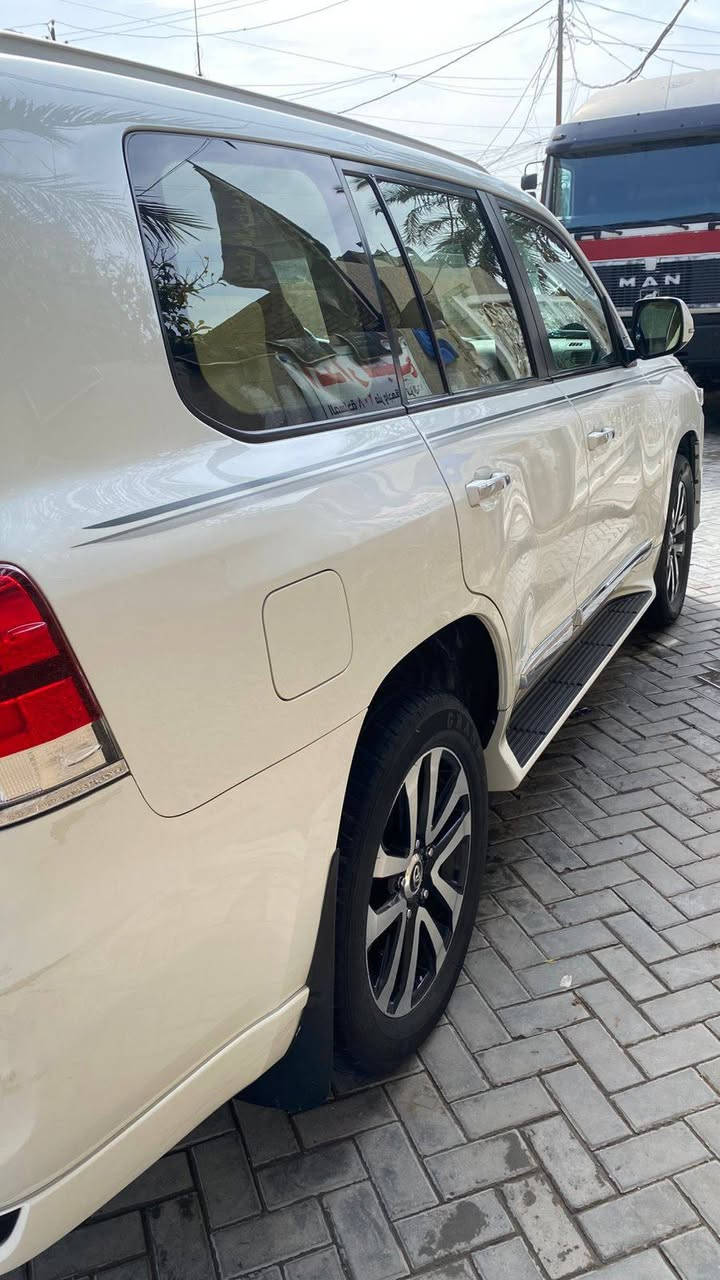 السلام عليكم لاند كروزر للبيع موديل 2019 بريميه فول موصفات 1 /1
السياره جديده ومكفوله كفاله عامه من الصبغ والتبديل سياره مال جناي السعر والاستفسار ***********
مكان السياره بغداد الزعفرانيه
