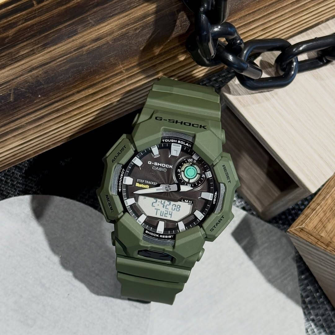 كاسيو جي-شوك (G-Shock) من طراز GA-B010-1A1

المميزات الذكية والتقنية

•نظام الطاقة (Tough Solar): تعمل الساعة بالطاقة الشمسية، مما يضمن تشغيلًا مستقرًا دون الحاجة لتغيير البطارية بشكل متكرر
•الاتصال بالبلوتوث (Bluetooth): يمكن ربطها بالهاتف الذكي لضبط الوقت تلقائيًا، واستخدام ميزة البحث عن الهاتف، والوصول إلى ميزات تطبيق CASIO WATCHES
•تتبع النشاط: تتضمن الساعة مستشعرًا لتتبع الخطوات (Step Tracker) وعرض البيانات رقميًا.
وظائف إضافية
•الإضاءة: مزودة بإضاءة LED قوية (Super Illuminator) لرؤية واضحة في الظلام
•الوقت العالمي: تدعم عرض الوقت في مدن مختلفة حول العالم
•أدوات القياس: تحتوي على ساعة توقيت (Stopwatch) ومؤقت عد تنازلي ومنبهات يومية.

المواصفات الأساسية

الهيكل والحزام: مصنوعان من الراتينج المتين، مع تصميم مقاوم للصدمات يحمي الساعة في أقوى الظروف.
•مقاومة الماء: تصل إلى 200 متر (20 بار)، مما يجعلها مناسبة للسباحة والأنشطة المائية اليومية.
•الزجاج: زجاج معدني (Mineral Glass) مقاوم للخدش.


**إذا كنت صاحب هذا الإعلان وتريد حذفه لأي سبب، رجاءا أرسل رسالة إلى الدعم الفني**