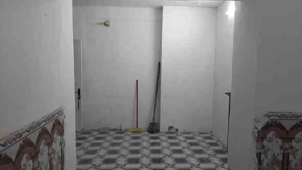 يالله على بركة الله مشتمل للبيع طابو ملك صرف حجه بالسند ١٠٠م واقع حال ١٣٥م السعر ٣٥ وبي مجال قليل عنوان قضاء بلد خلف كلية الإمام الصناعه يتكون من غرفه منام صاله استقبال مطبخ مجموعة صحيات ***********
