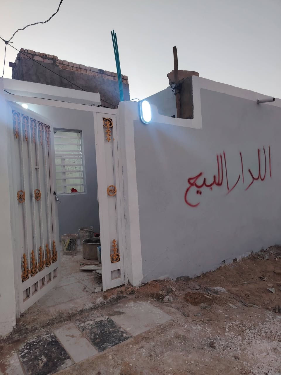 سلام عليكم بيت للبيع مكانه كوفه شارع الحوزه المساحه 100 متر اساس صب كونكريت البناء طابوق السقف اعكاده يحتوي على غرفه وصاله ومطبخ وتخاريج بناء جديد السعر 22 وبي مجال للاستفسار ***********
