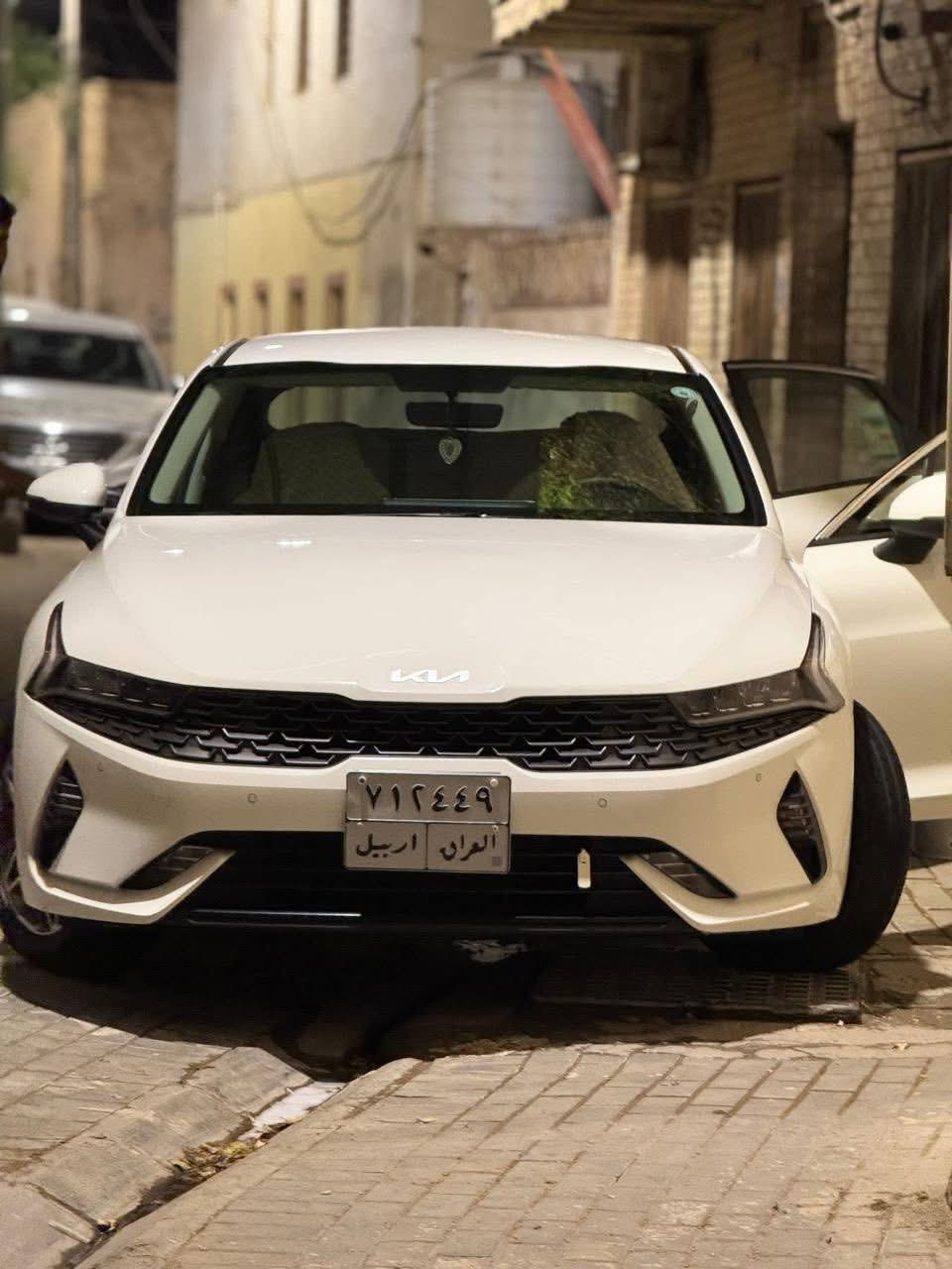 السلام عليكم
سيارة : كيا  K5 
KIA K5 2022
الموديل : 2022  خليجي
الون: ابيض 
محرك السيارة 2000 دوش المرغوب 
رقم : اربيل    سنوية : 2027
ماشية 62 الف 
المواصفات :
قمارة حديد 
بصمه 
تشغيل عن بعد 
دخول ذكي 
صندوق  يفتح عند القتراب 
مري شفط 
اشاير بل مري 
ترحيب يدات نيكل 
لد نهاري ابيض
لايت 4 عدسات  LED
حساسات امامي /  خلفي 
كامره دوراره
كشنات جلد 
تحكم كشن السائق كهرباء 
شاشة كبيرة تدعم 
Apple carplay+Android Auto
شاشة اعطال 
مثبت سرعة 
تحكم ستيرن
تبريد  لمس بيانو 
تبريد قطعتين 
خمس وضعيات قيادة 
(SMART+ECO+COMFORT+SPORT+CUSTOM)
بيهة بارد بل مدكر الامامي جهة السايق قليل 
وبيهة ضربة بلباب ولمدكر الامامي مثل ما موضح بلصورة  وباقي على وضعة يرجع بارد 
مكان السيارة بصرة
تواصل وتساب او سيمكارت
***********
السعر :   185$

