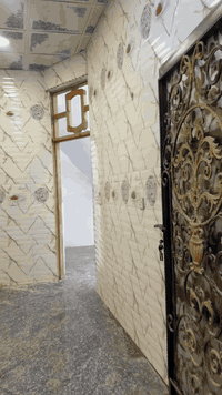 السلام عليكم 
دار للبيع المسافة 100 متر مربع 
التفاصيل / كما في الصور والفيديو 
الطابق الارضي ( غرفة نوم + صالة + استقبال + مطبخ + وصحيات خارجية وداخلية ) 
الطابق الاول ( غرفة عدد 2 + صالة كبيرة + مجمع صحيات ) 
الطابق الاول ناقص فقط ارضية 
السطح شتايكر كامل 
علماً ان البيت غير مسكون وجهاز للتسليم المباشر 
العنوان / نهاية شارع ميثم التمار ( شارع اسواق ام القرى ) 
الشارع تبليط جديد بالكامل مكتمل من ناحية الخدمات ماء وكهرباء 
البيت طابو زراعي سند 25 
السعر 95 مليون 
للاستفسار اكثر الاتصال على الرقم / ***********
