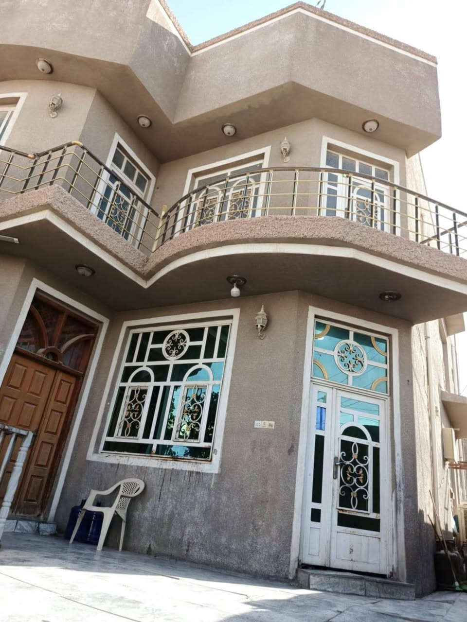 دار للبيع 

المساحة٢٠٠م طابو زراعي سند ٢٥ ركن 
طابقين 
الطابق الأرضي يحتوي على غرفة نوم،مطبخ،صحيات داخلية وخارجية،صالة،كليدور،كراج

الطابق الثاني يتكون من غرفتين،كليدور،مجمع صحيات
البيت عالي عن الشارع

الموقع// حي القضاة  فرع أسواق العلم قريب من شارع ٨٠

السعر ١٥٥ وبي مجال 

للاستفسار:***********
***********

مكتب الزركاني للعقار 
شارع ٨٠ قرب القبة الذهبية
بيع_شراء_تعقيب
