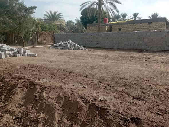 سلام عليكم يتوفر قطع ارض مساحتها ٦٠٠متر جنس الأرض ملك صرف زراعي حق التصرف موقع مميز مشيد عليهى هيكل مسقف مئسس ماء كهرباء مجاري كافت الخدمات متوفره يبعد عن شارع ٣٠متر  سعره مناسب تسليم مفتاح  مع ديكورات مغربيه سعره ١٤٥مليون  العنوان أثار بابل منطقة برنون حي المرتضى شار الصيدلي رقم الهاتف *********** حلة
