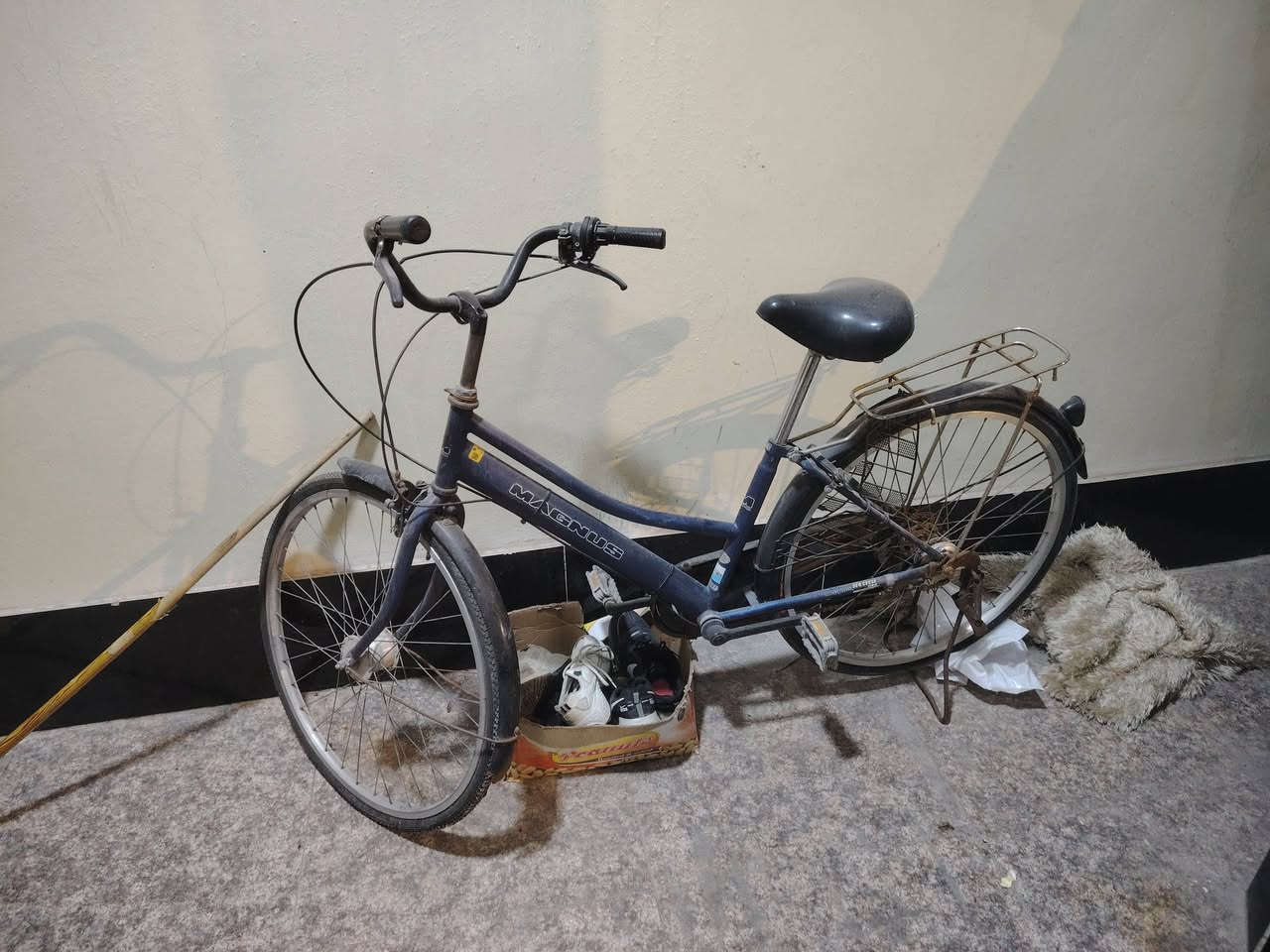 سلام عليكم بايسكلي للبيع متروك فتره حالته هذه سعره ٥٠ الف نهايته ٤٥ محتاجهن رقمي واتساب *********** مكاني قبله ليريده يراسلني
