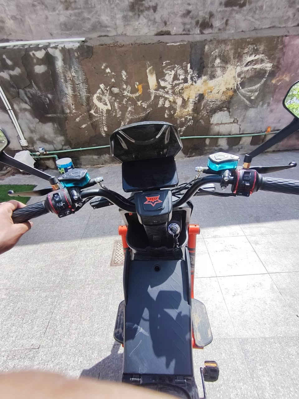 ⚡️ دراجة كهربائية "فول مواصفات" للبيع ⚡️
​السرعة: تصل لـ 80 كم/ساعة.
​المسافة: تمشيك 50 كم بالشحنة.
​المميزات: شحن سريع + نظام بايدر (بدالات) + رجوع للخلف (بك).
​الإضافات: سماعة، صندوق، نشرة ضوئية كاملة، إشارات، ولايت عالي وناصي.
​الحالة: قوية ورزنة جداً بالمشي.
​💰 السعر: 750,000 دينار عراقي.
​📞 للتواصل***********وتساب 
***********
