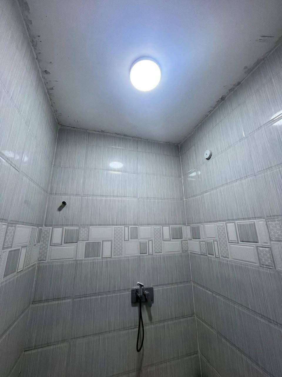 بيت للبيع 130 متر في ابي الخصيب عويسيان يبعد عن الشارع العام500 متر   موقعه مرتب تبليط كهرباء ماء مقابل مدرسه ابتدائية بنات ولد ومتوسطة البناء حديث البناء طابوق الطابق الاول بيه عرفة وصالة ومطبخ وديوان وحمامات داخليه خارجيه كراج حديقه والطابق الثاني غرفة وصالة وحمامات السعر 95 وبيه مجال للستفسار الاتصال على الرقم *********** بيه واتساب الي يحب
