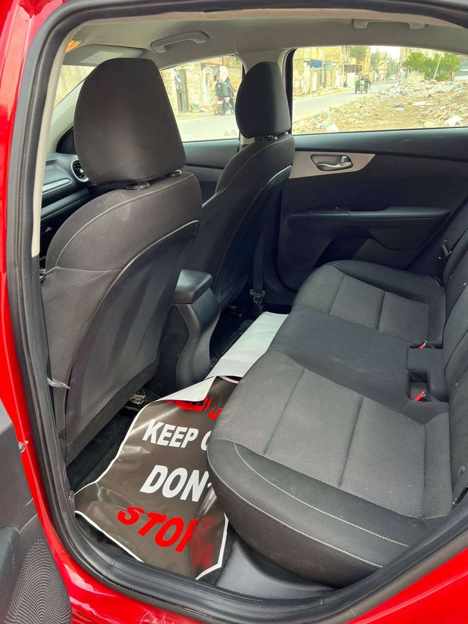 السلام عليكم فورتي للبيع موديل 2024 وارد امريكي مواصفات نص فول 
بدون رقم
 
تبديل بابين وبنيد نفس الون امريكي
لون ماروني
صور الحادث بل منشور 

شواصي لغود مكفوله 
السعر 120 وبيه مجال 
***********
