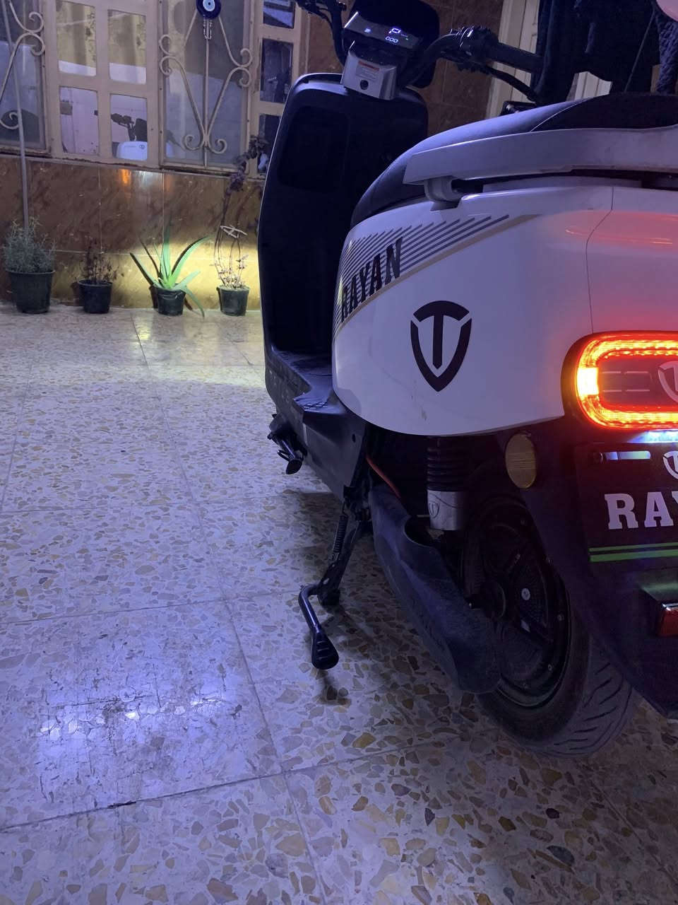 دراجه ريان شحن كلش نضيفه بصمه عدد2 تشغيل عن بعد تمشي 65كيلو دراجه صارله شهرين يمي كلش نضيف سعر 750الف وبيه مجال لاتصال بالرقم *********** عنوان مدينة الغزالية
