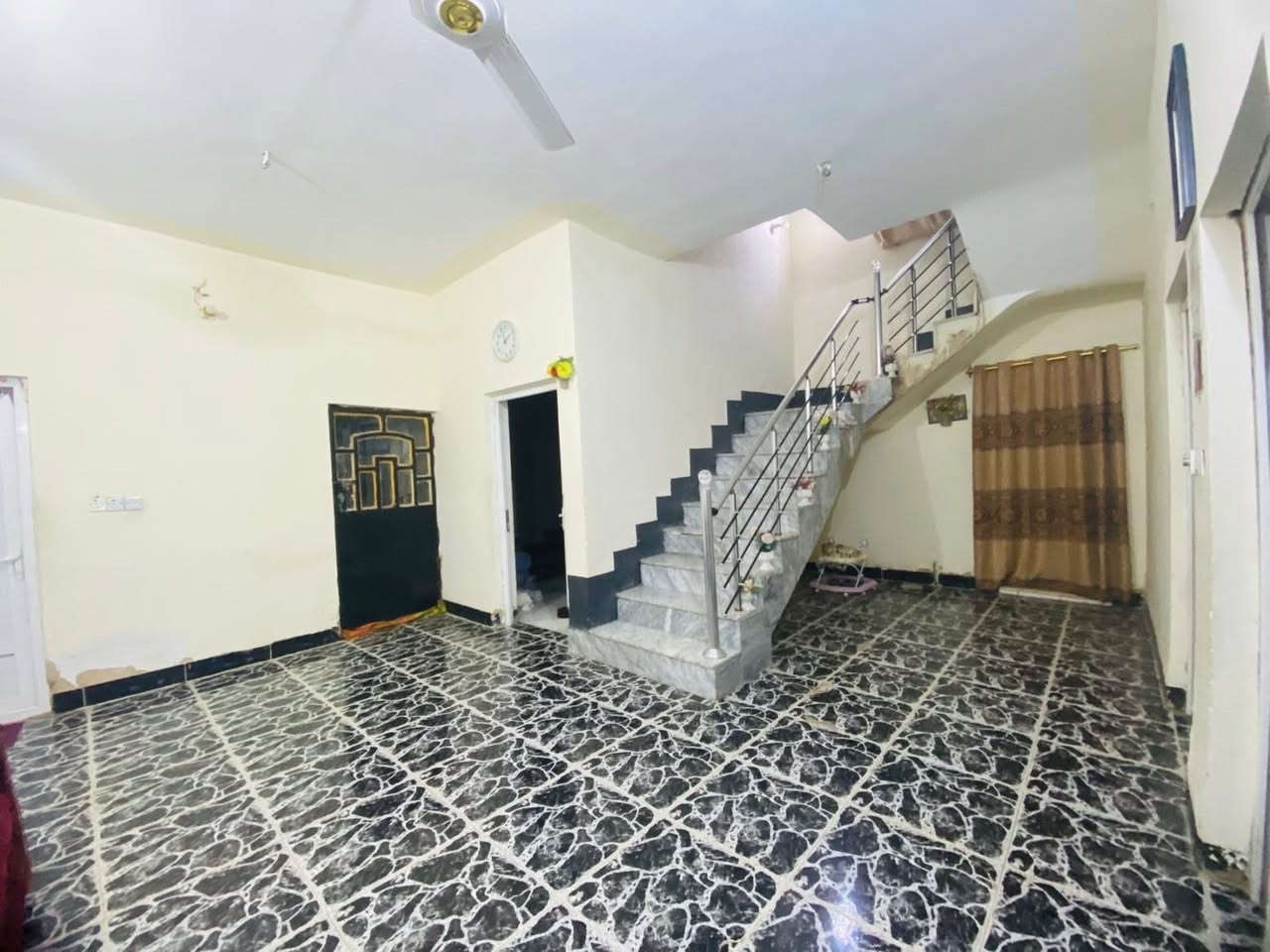 الـسلام عليكم 
بـيـت للبيع 🏫 حـي الـفـرسـان
 قـرب المـدرسه+ المخبز

مسـاحـه ٦٠٠م طـابقيـن
رگـن شـارع تجاوي 

مـلاحـظـه الـبـيـت يـتكـون مـحـل خـارجـي
الـطـابـق الارضـي يـتـكون مـن 
ديـوان + غـرف نـوم عـدد ٣ + صـاله + مـطـبـخ + منـور + مخـزن + صـحيات عـدد ٣ + حـديقتـين

الـطـابـق الـثـانـي يـتـكـون مـن 
غـرف نـوم عـدد ٥ + صـالـه + صـحـيـات 
مـلاحظـه ٣ غـرف نـوم يعـرزهن لبخ داخلي فقط
الاسـتفسار والـسـعـر ☎️
***********
***********
