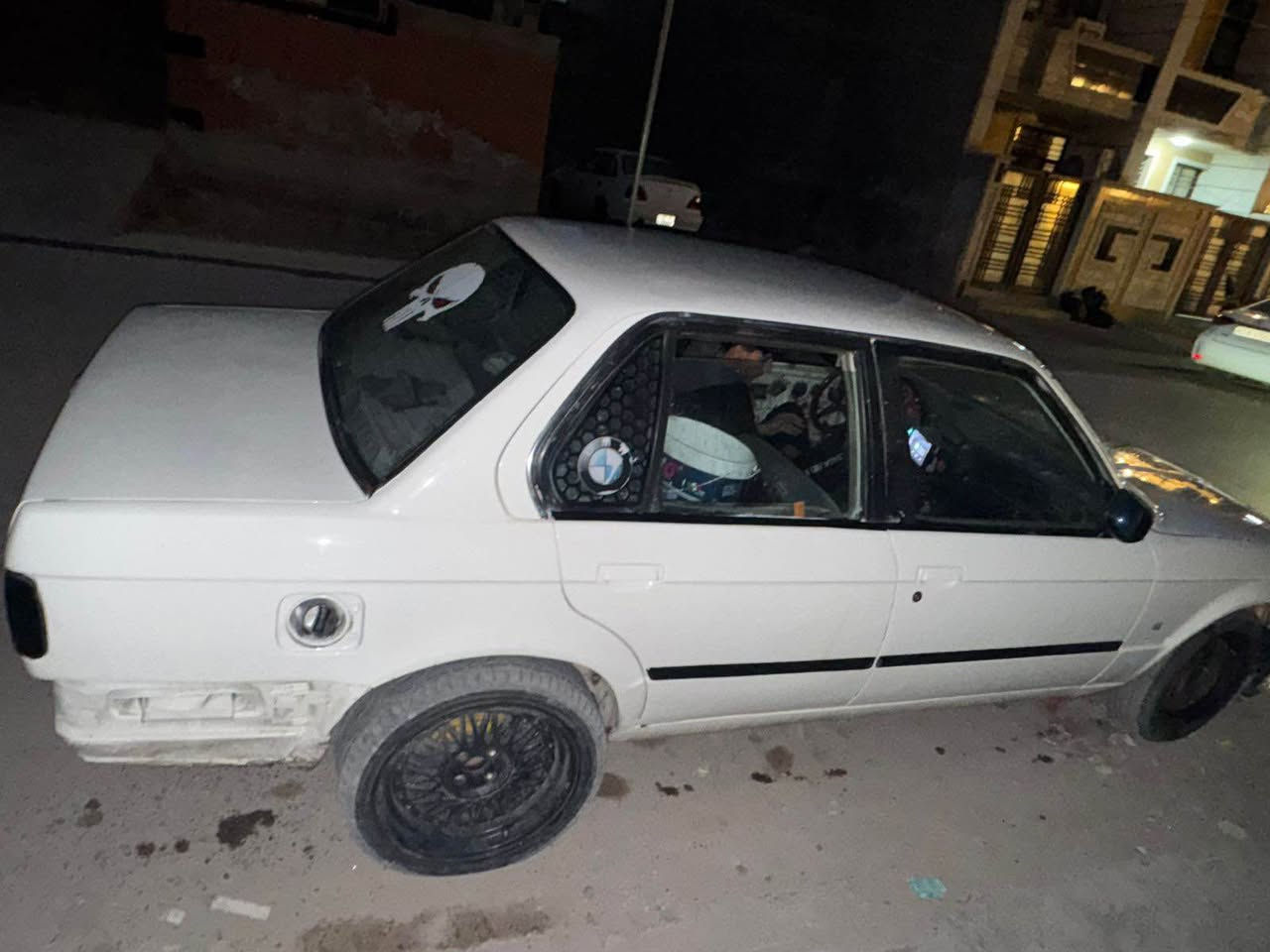 سلام عليكم بي ام زعره موديل ٩١ رقم ديالى مشروع وطني لشهر السادس سنوية بيها مفقود بس يتبدل وي التحويل تبريد ماكو مصبوغة فرن جديد السياره لايتات جديده بك لايتات جدد داخل كشنات وبطاين نضيفه دشبول وتنته يحتاج ترتيب بيها مراوح بسيط مال ايسي ايرفلو مرتبه جديد نوزلات بلكات كله جدد كير محرك جدد تايرات نص عمر وياله ١٧ بي بي اس رايدها ب ٤١ وبيها مجال للانصال *********** بغداد, العراق
