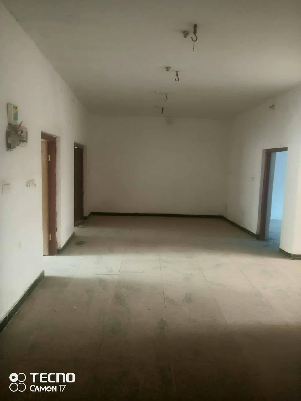 #دار_للبيع طابو صرف الموقع في حي الوحده قرب مدرسه الجماهير ، خاصة مع عرض الشارع كبير. مواصفات المنزل تشمل:
- المساحة: 245 متر مربع.
- التصميم: طابقين.
- الغرف: 4 غرف نوم.
- الصالات: صاله/استقبال
- المطبخ: متوفر.
- الحمام:2 حمام
- إضافات: كراج وحديقه. 
———————————————————
🔺#للاستفسار مراسله واتساب ع الرقم او اتصال مباشر
*********** 
—————————————————————
*ملاحظه التصوير غير واضح *تم ترميم المنزل قبل فتره
