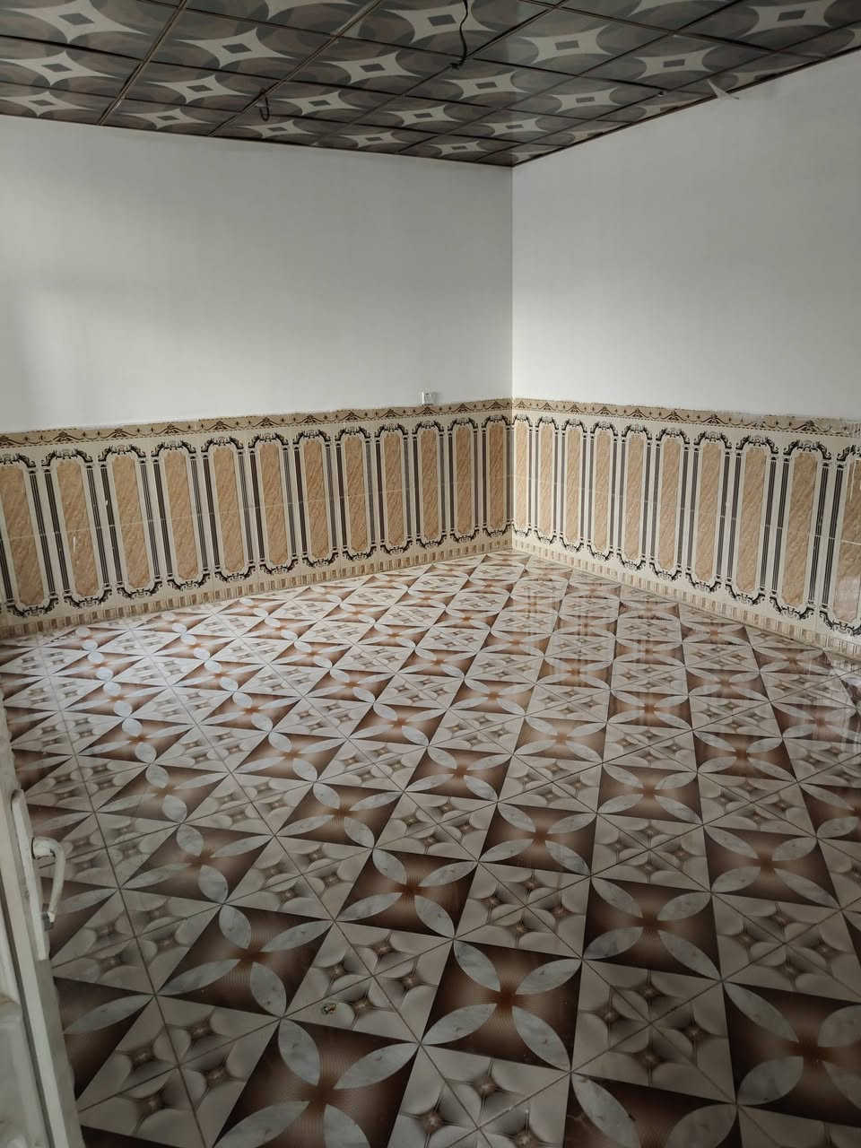 السلام عليكم شقه الايجار حي الوفاء طابق ثاني 100متر غرفه  وصاله واستقبال ومطبخ وصحيات على شارع 20  قرب المدارس والمستوصف   ***********
