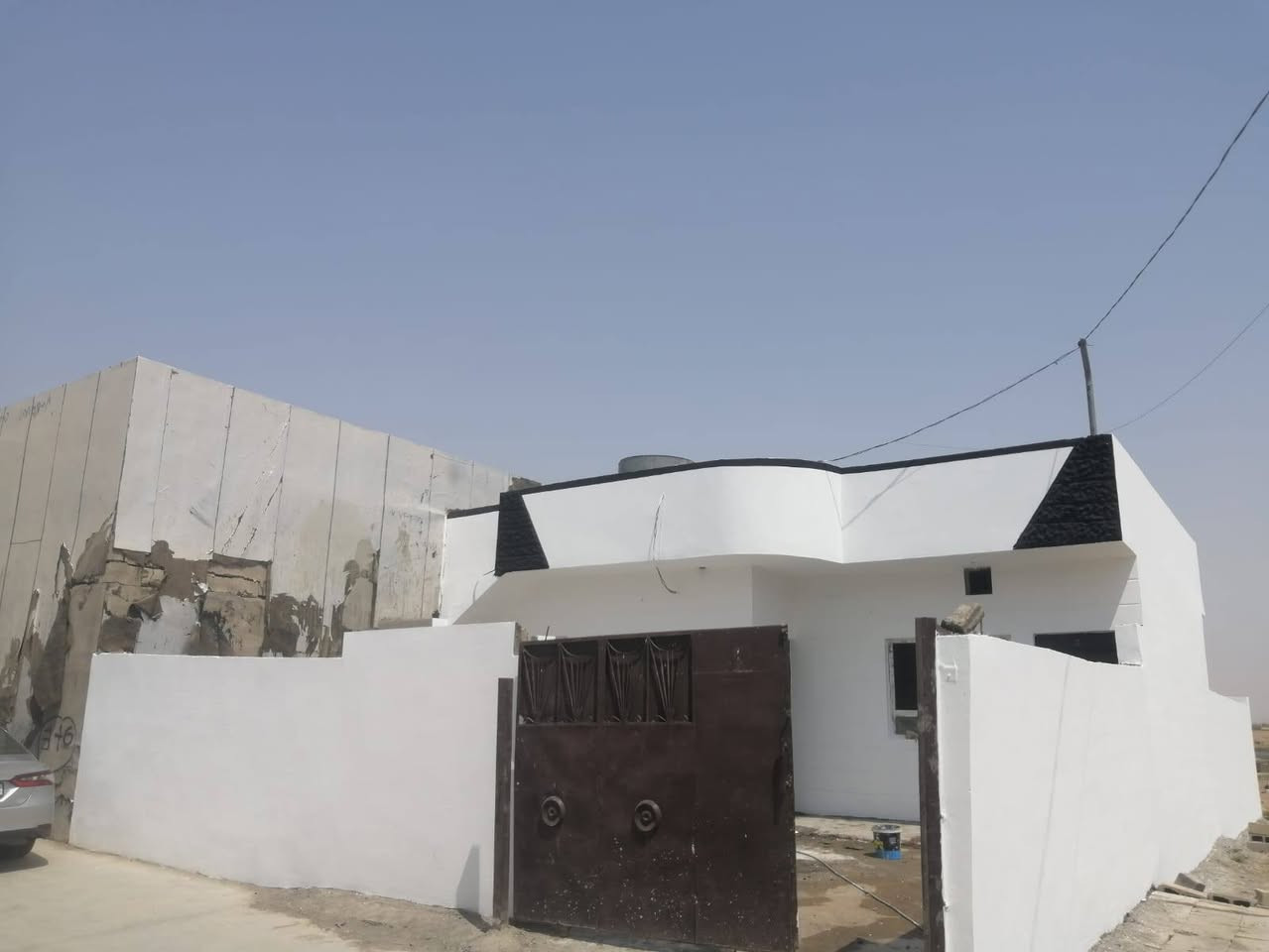 السلام عليكم اخوان بيت مساحه ٢٠٠ متر في منطقة الصياده قريب ع ملعب الخماسي كامل  خدمات ماء وكهرباء وشارع تبليط لبخ وصبغ جديد بيت جاهز  وسعر مناسب للاستفسار ***********_***********
