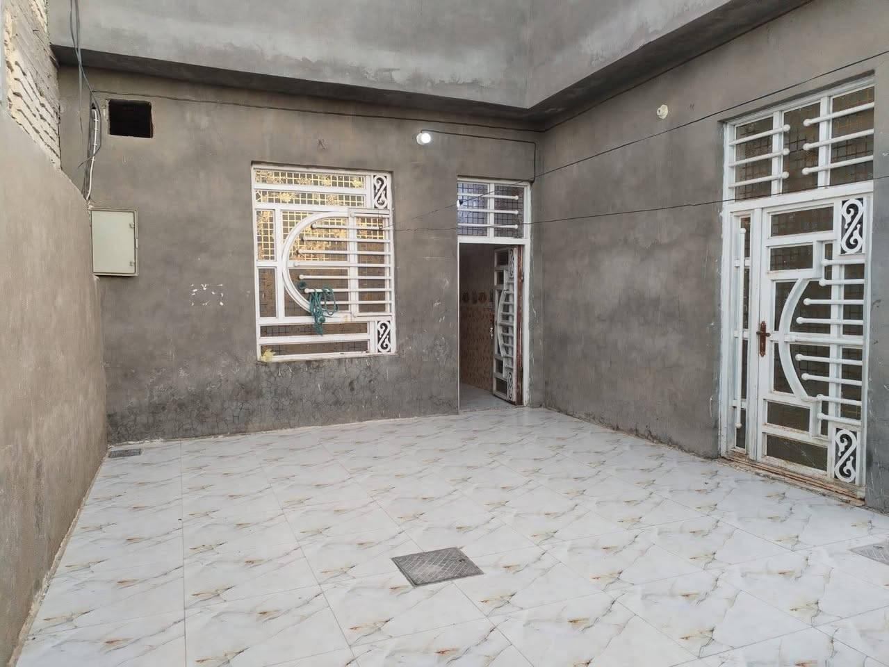بيت للبيع المساحه ٢٢٠م يحتوي على غرفتين نوم واستقبال كبير ٥ في ٩ وصاله ٥ في ٧ ومطبخ ٥ في ٤ وصحيات داخلية وخارجية مكشوفه عدد ٢ بناء طابوق
 اساس وسقف كونكريت البيت عالي عن الشارع تبليط بالباب مكان كلش راقي وهدؤ كافة الخدمات موجوده للعلم البيت مشمول بقرار الطابو العنوان الكوفة علوة الفحل شارع الزوار عمود ٤٥ وتنزل شارع تبليط السعر ٧٥ اي استفسار الاتصال على الرقم ***********

