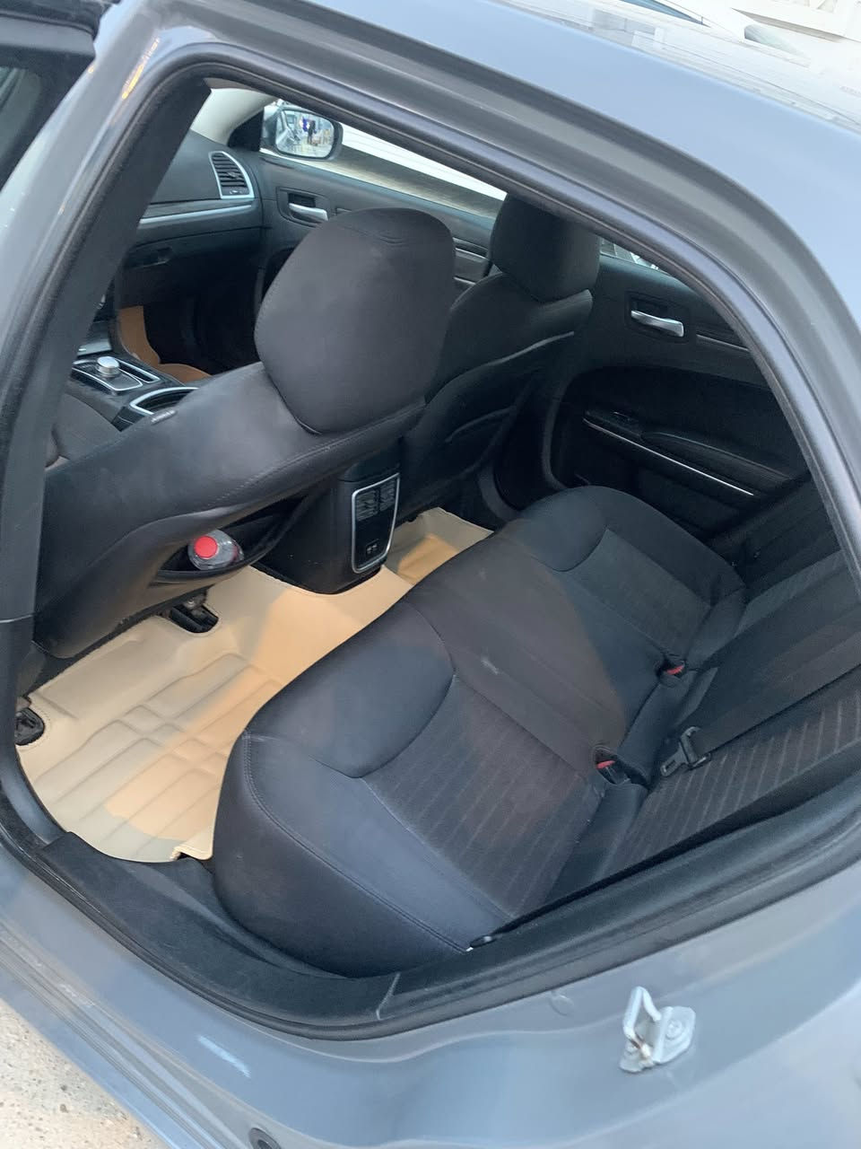 اوباما300وارد كندي موديل 18اصل رقم بغداد  حادثها بداية البنيد ومصلح نفسه السياره بدون تبديل وبدون صبغ لون اسمنتي السعر 240 ناصريه مركز ***********
