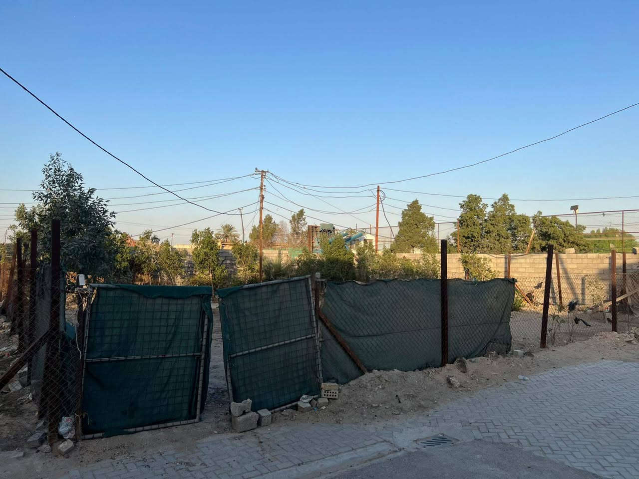 بيت مساحة 200 م ملك صرف مع قطعة 150  بناء قديم كلاسك يحتوي على 3 غرف وملحقاته طابق واحد مع حديقة داخلية
مقابل البيت تشجير  400 م + قطعة 
العنوان الحي المهني مقابل جسر البلديات و منطقة ضياء الحلفي الاتصال على الرقم (***********)
