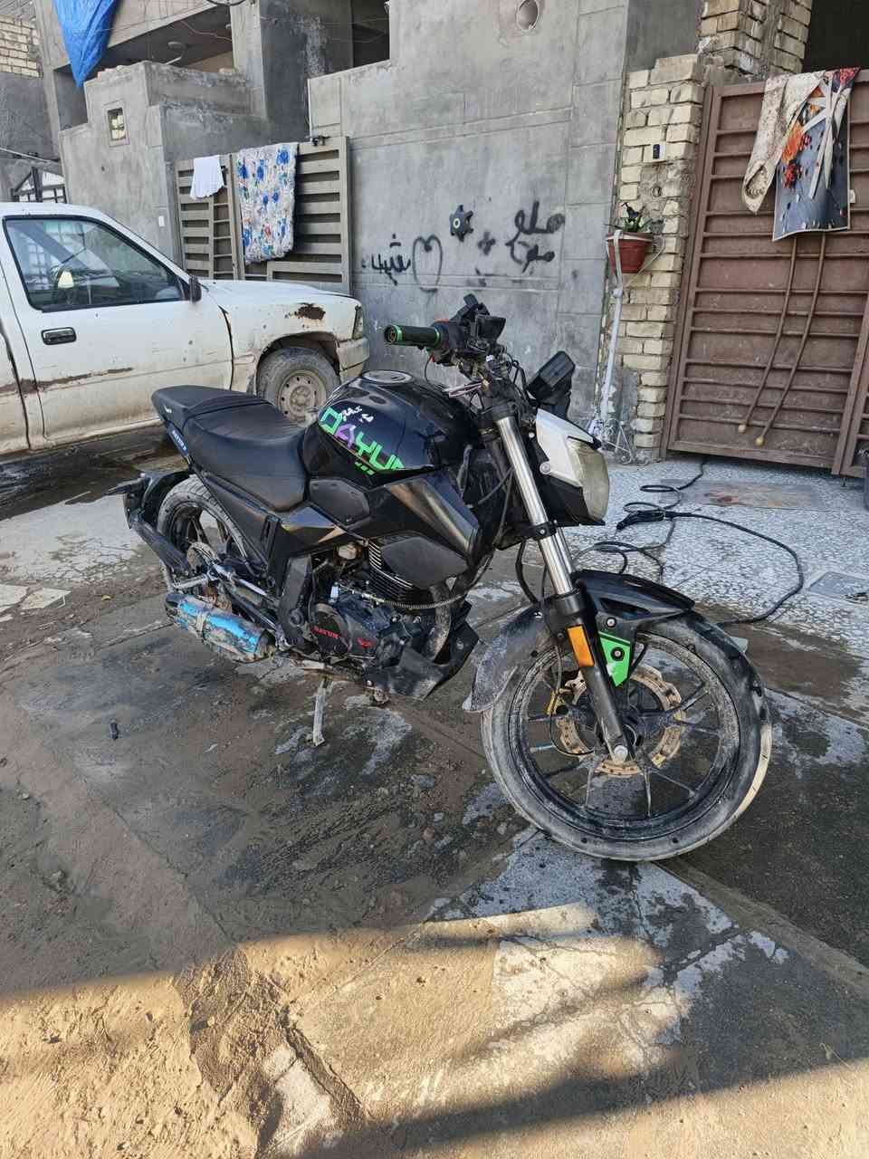 دايوان ميگة موديل ٢٣ 200cc رقم بغداد بأسمي الدراجة كفالة من كلشي بيهة نقوصات بسيطة كلش الدواسة اليمنة طكيتهة بالهندر و الفچ مال البريك الخلفي مفارغ اوديهة حتى يشدوليا الدراجة ممشتغلة دلفري على كد الروحة واجية بس عوزت فلوس واريد ابيعهة الدراجة مرتبة نظافتهة 90% صالنصة رياضي صوته يرج والدراجة تاخذهة تترحملي عليهة سعرهة ٢٠ 
مكاني بغداد كويريش او دورة هذا رقمي بي واتساب 
***********
