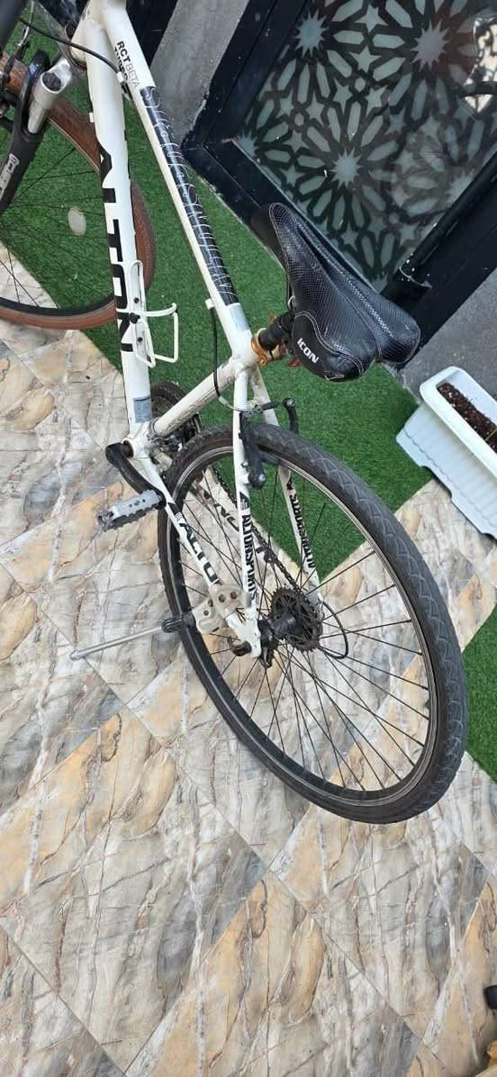 بليسكل C700 باله دبل امامي شغال بدالات شيمانو أصلية كله على البلاد فقط التايرات مبدله 
***********
