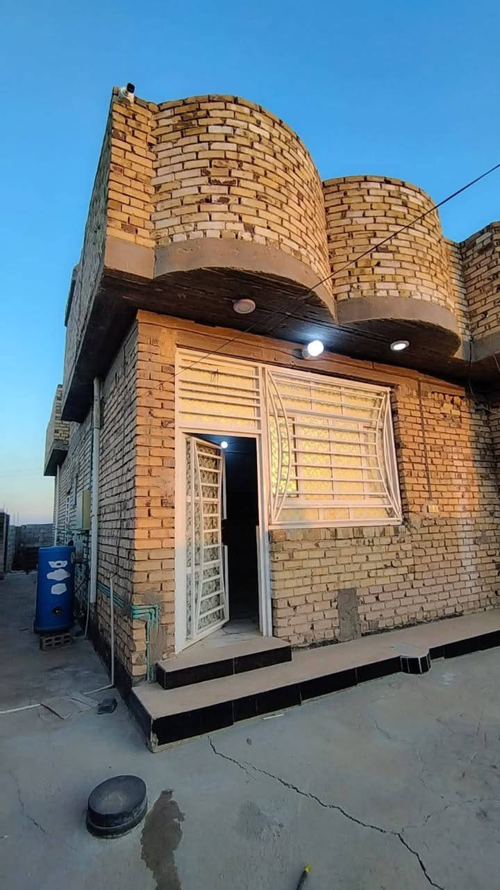 اسلام عليكم
دار لبيع مساحه الكليه 350 م
بناء حديث غرفه نوم 2 
+مطبخ +استقال + صحيات + داخل وخارج
+البيت كلش حلو خدمات كامله + الشارع العام بصفك
+قرب مرقد العلويه شريفة ع
+بسعر مناسب جدن. الستفيار +اتصال ع ***********
