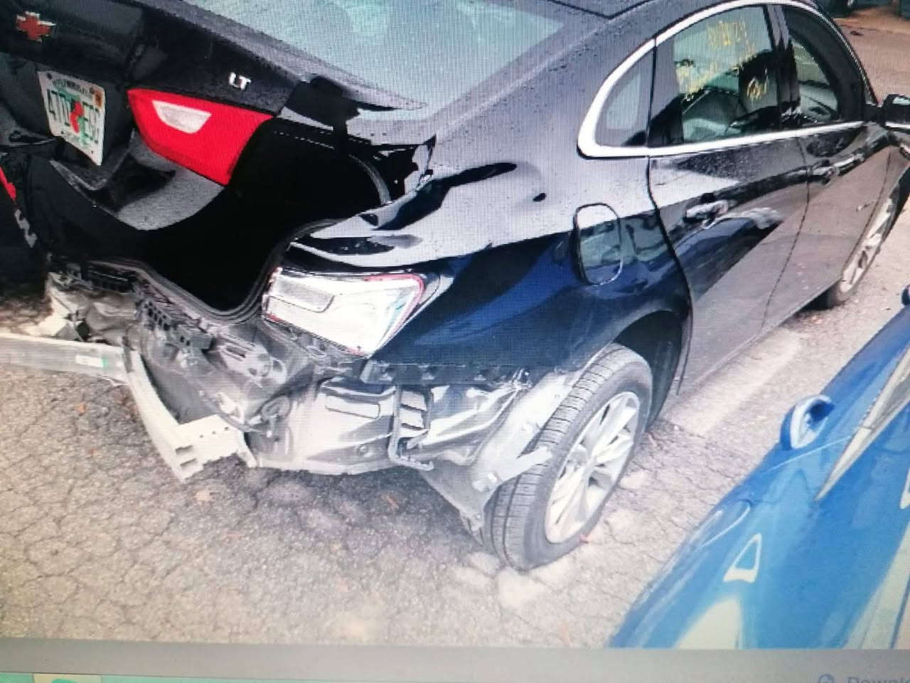 السلام عليكم
ماليبو 2023 جديدة جدا جدا دخول جديد بدون رقم بدون ايرباك
 السيارة باسمي
ماشية 60 الف ميل مشي امريكا
سيارة مابيها نقص دينار متصرف عليها وترايها مال زيرو شرط من طسة ونعومة وتبريد
بجم بلادي شركة 
حادثها مرفق وية الصور 
اني استوردتها واني صلحتها بيدي غراض اصلية نفس اللون جاملغ وصندوق بدون صبغ بدون اي نقص كلشي بيها جديد 

اخوان السيارة دخلت على الكمرك الجديد وعارض ارخص من سعر دخولها والسيارة احلى من الصور بهوايه
وفواتيرها موجوده 

للي ميعرف مواصفاتها 
Lt
محرك 1.5 توربو
تبريد قطعتين
مانع اصطدام
تدفة كشنات 
تحديد مسار 
.. الخ

السعر ١٢٦ بيع او مراوس بسيارة مرقمه
مكان السيارة بغداد / كمب سارة
***********
