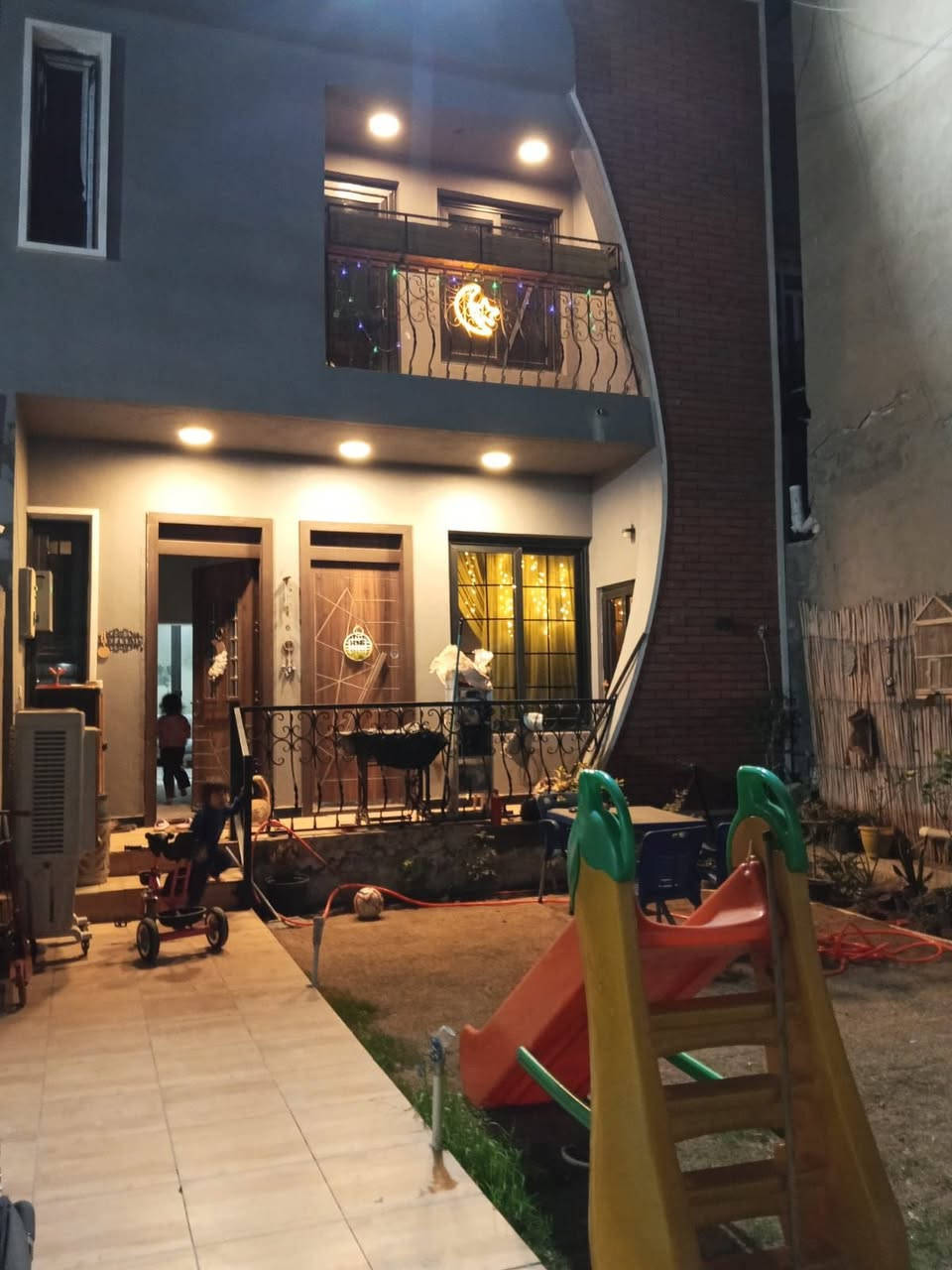 السلام عليكم
يستمر مكتب مسكنك للعقار بتقديم
افضل العروض المناسبة إلى الزبائن الكرام
🔹بيت حديث للبيع مساحته 82 متر
🔸الواجهة 6.75 متر 🔸النزال 12.25متر
🔹يحتوي البيت على (صاله -ومطبخ -3غرف نوم وخدمات)
🔸موقع البيت / البنوك مربع التربية قرب شارع النداوي 
🔹للاستفسار أكثر مراجعةمكتب مسكنك للعقار 
الواقع /البنوك شارع المطاعم مقابل بن رضا علوان
أو الاتصال على الرقم ☎️ ***********
