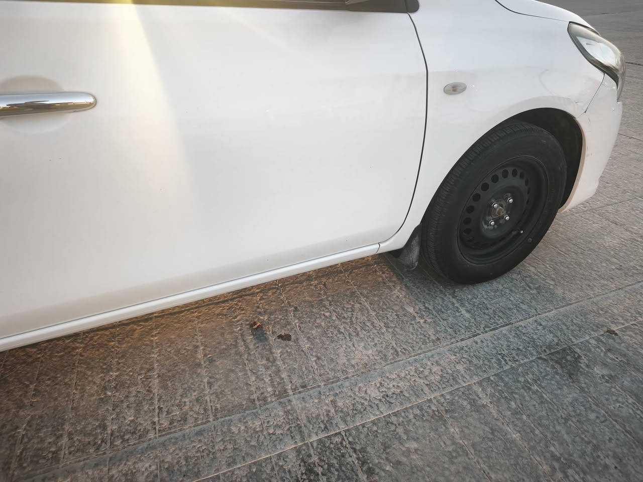 نيسان صني هندي بليتة زرقة موديل 2021 رقم اربيل 
السنوية غير نافذة ( غير منتهية الصلاحية ) بأسم شركة 
تتحول وكالة الك خلال 4 ايام

سيارة مكفولة كفالة عامة من التبديل و الضربة و البارد 
معتني فيها جداً من البانزين المحسن و الدهن الاصلي ( ما تدق ادفانز )
سيارة فقط للدوام و الأمور الشخصية ، نظيفة جداً 
ماشية 109 الف كما موضح بالصورة 
ما ناقصها اي شي ، التبريد كما هو معروف جداً بارد ( ثلاجة في عز الصيف ) . و الامور الكهربائية كلها تشتغل من المصابيح الداخلية و نظام الصوت و المصابيح الخارجية و المرايات الجانبية كهربائية ايضا سليمة .
مكانها في النجف .
السعر 117 ورقة و بيها مجال للشراي 
رقم الموبايل للتواصل ***********
