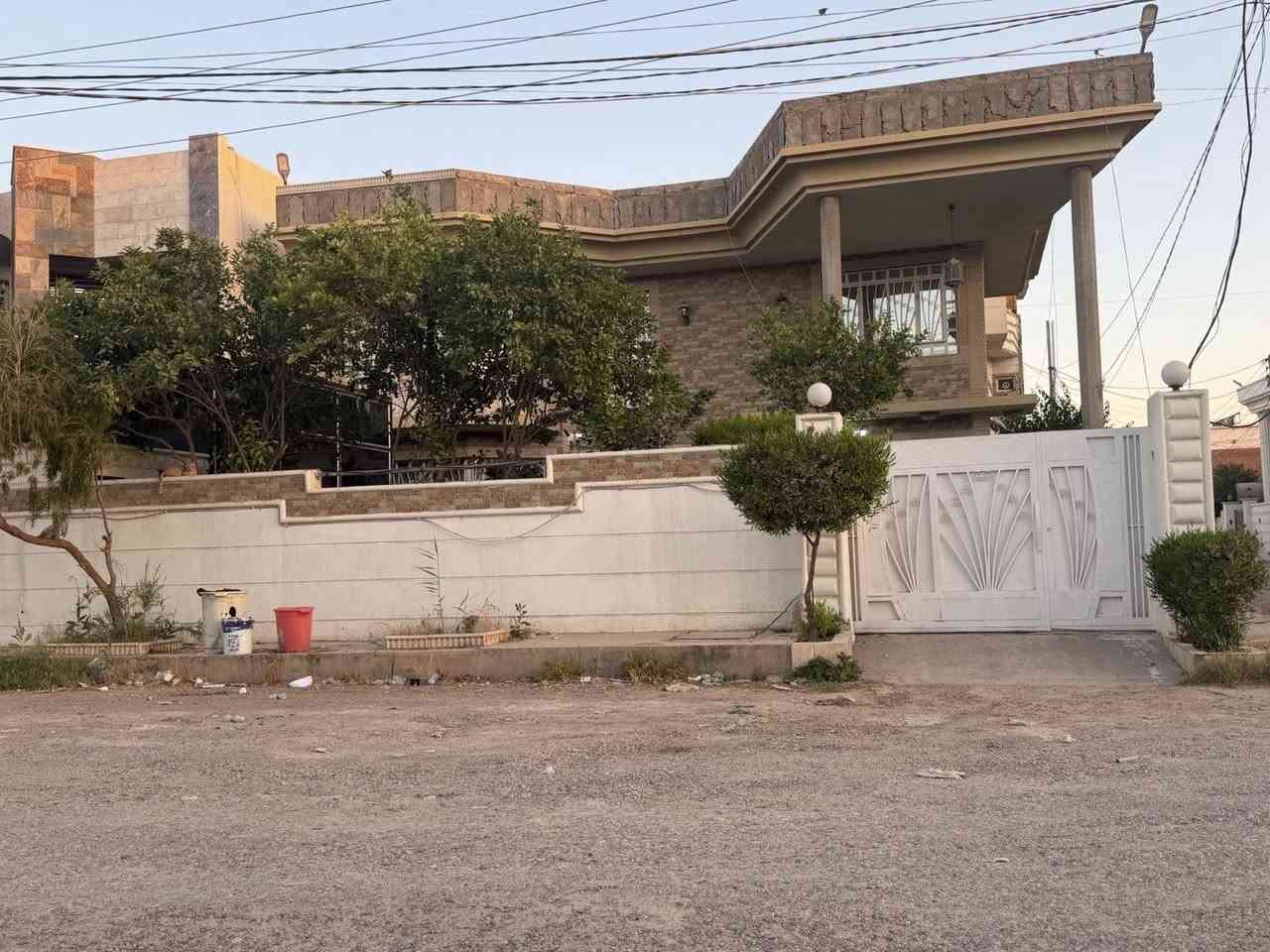 بيت للبيع ، سامراء حي الشرطه بالقرب من المنتزه مساحه 350 للتواصل ***********
