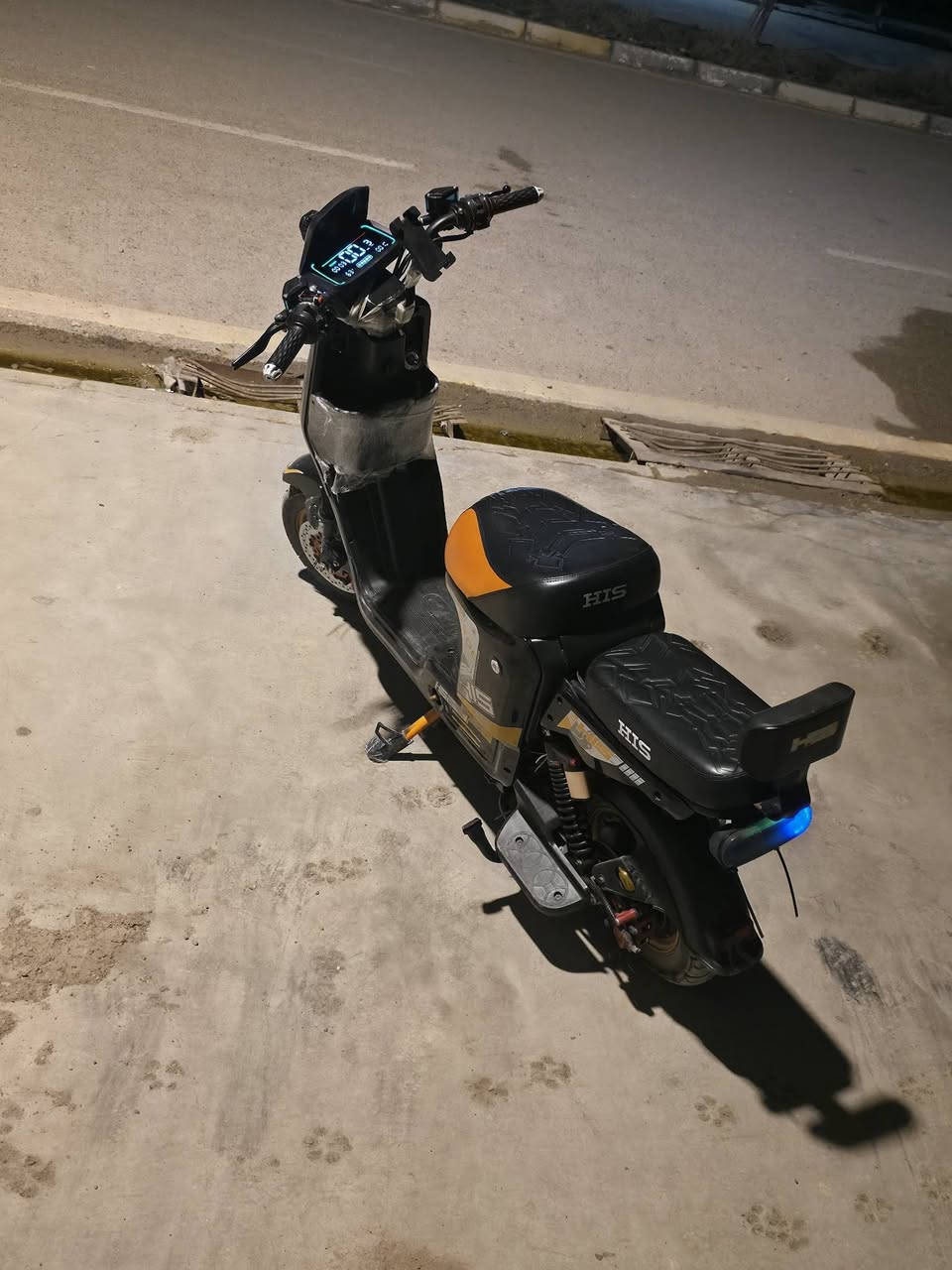 السلام عليكم دراجة شحن النوع HIS  يعني H900 اول شي الدراجة نضيفة كلش ومابيه اي عطل وكلشي بلادي  والدراجة ولاشخطة بيه   مواصفاتها سماعة تحت الشاشة  وكماشة مبايل امامية  وبيه الجاملغ شوية بي فطر خفيف كلش وعالجته  واضافات من عندي كلوب لد قوي كلش والبطاريات بل باكيت  والبطاريات اشتريتهن طلب خاص 40امبير مو مثل  R9  يجي بطاريته ٣٢  لا عيني دراجتي بيهة بطاريات اقوى وشلعة قوية  والسعر ٦٠٠ قفل الان الدراجة بل باكيت بعده  ولا تكسرون اب سعره فدوة اول اذا احد يريد يراوس اب ماكس  جديدة بحيث اريده ابلادي  الموقع ديالى بعقوبة مدرسة الامين ام الكرفس


**إذا كنت صاحب هذا الإعلان وتريد حذفه لأي سبب، رجاءا أرسل رسالة إلى الدعم الفني**