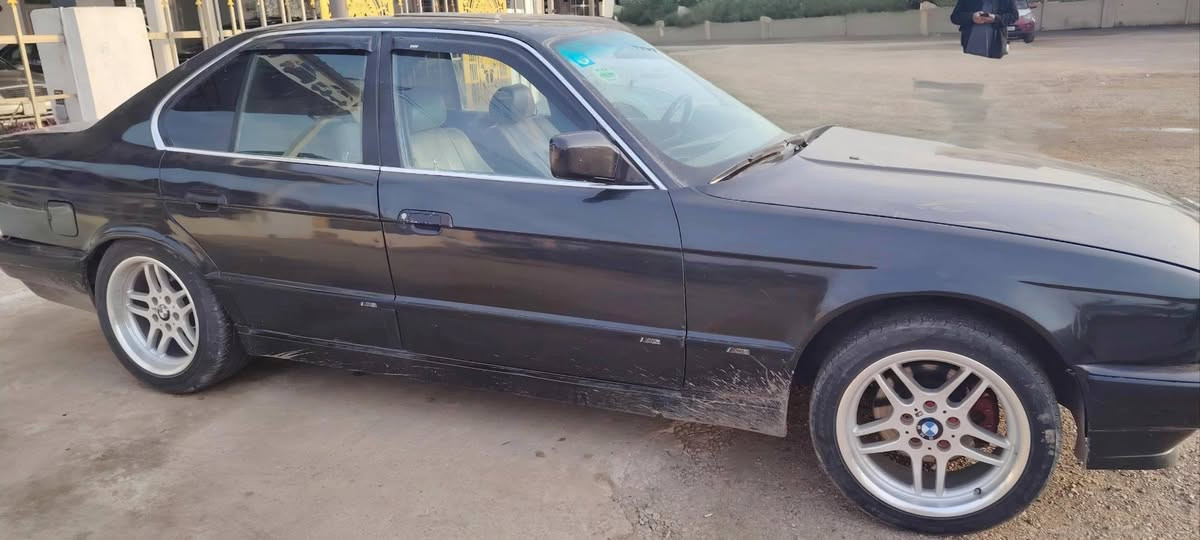 السلام عليكم..  بي ام حجم 525 رقم بغداد كير عادي مكينة 25 مفتوح ويل رياضي بدون حادث بدون خياسات مكان السيارة محافظة ديالى ***********
