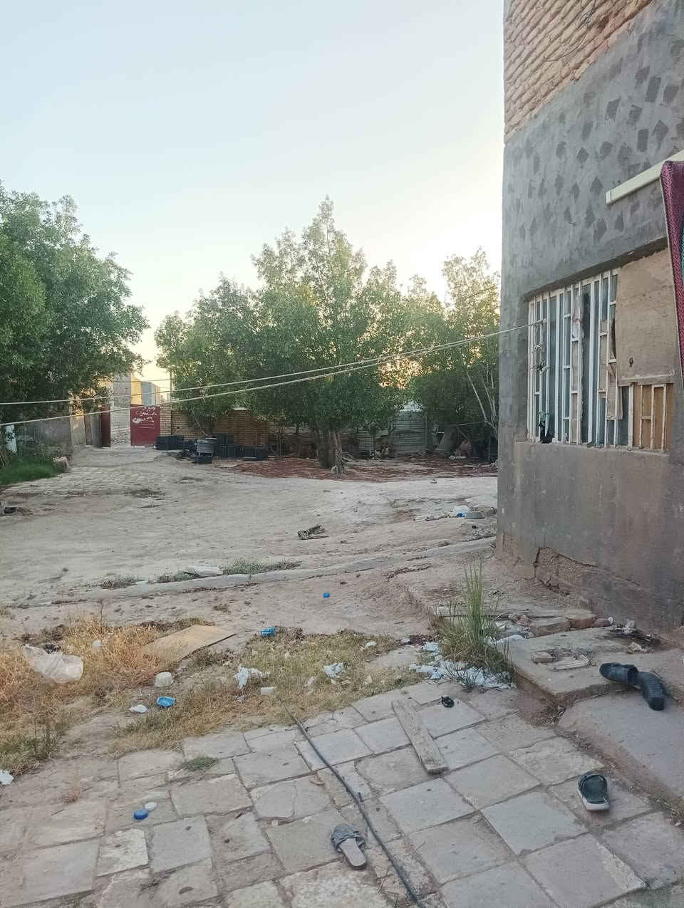 بيت للبيع المساحه 800 متر السعر 50 مليون وبيه مجال للشراي يدلل موقع البيت حي الزهراء على شارع الشريفات ***********
