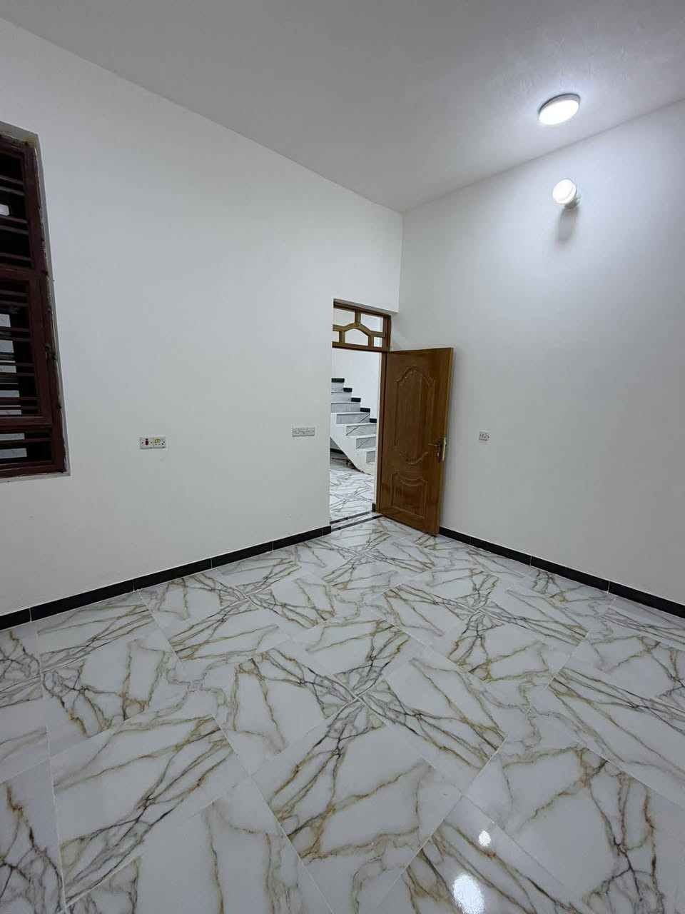 يا الله توكلنا على الله
للبيع بيت خلفي طابو صرف بنا حديث بحي الفداء 
بمقاطعة ال24سعر 73 مليون 
غرفه وصاله ومطبخ وصحيات وديوانيه 
كونكريت طابوك وستاره وبيتونه شغل كله درجه أوله 
للاستفسار  *********** شعندك من عقارات دز واتساب ممكن متابعه للقناة الواتساب ليصلك كل ماهو جديد ويخص العقار 
https://whatsapp.com/channel/0029Vb7cgpDDuMRaptu2gW27
