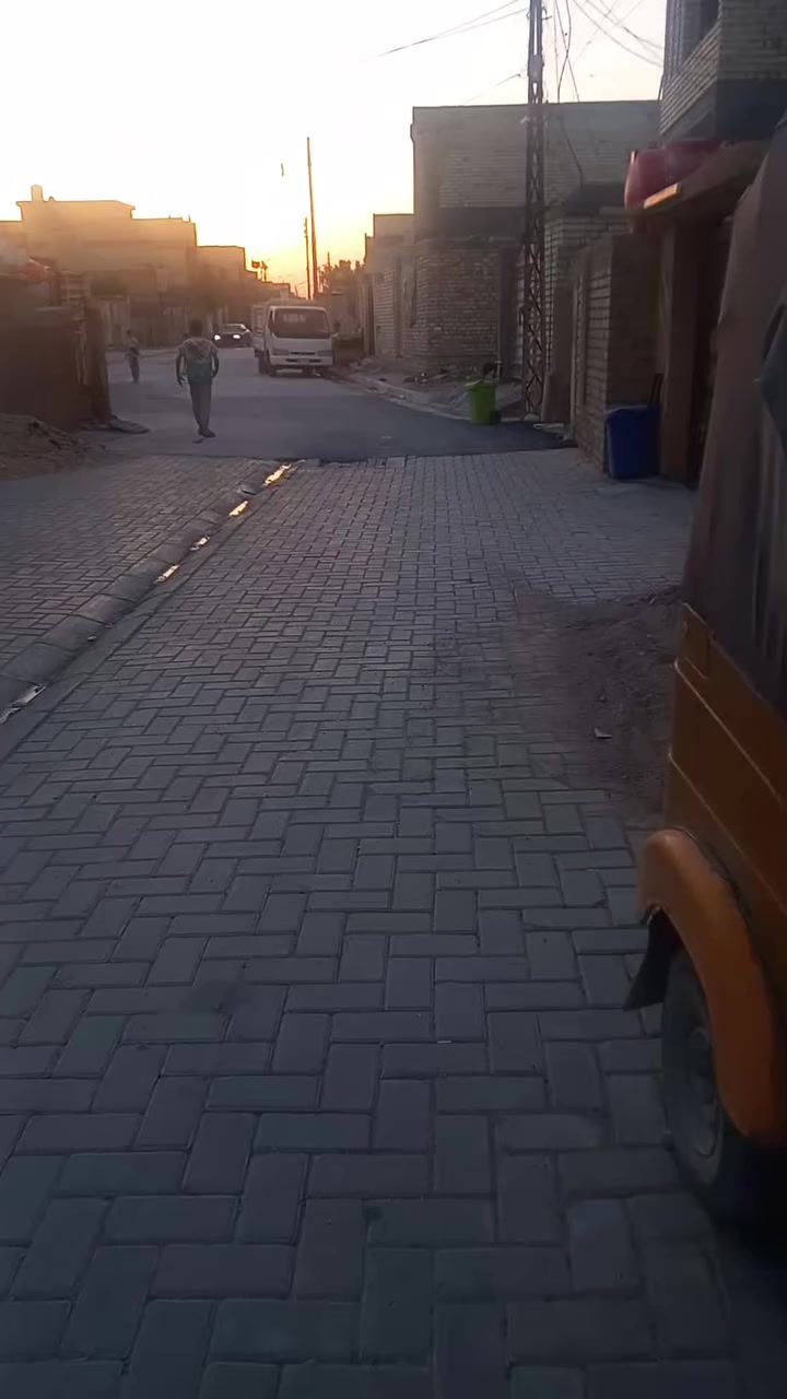 سلام عليكم بيت للبيع مطبخ واستقبال بالوجه وصاله وغرفه طابق ونص صحيات ٢ خارجيه وداخليه الواجها ٦ونص النزال النزال ٢٠ غرفه فوك نقصها بياض 
بظهر اسواق أبو عراق شويه ناصي على الشارع السعر ٧٠ 
الهاتف ***********
