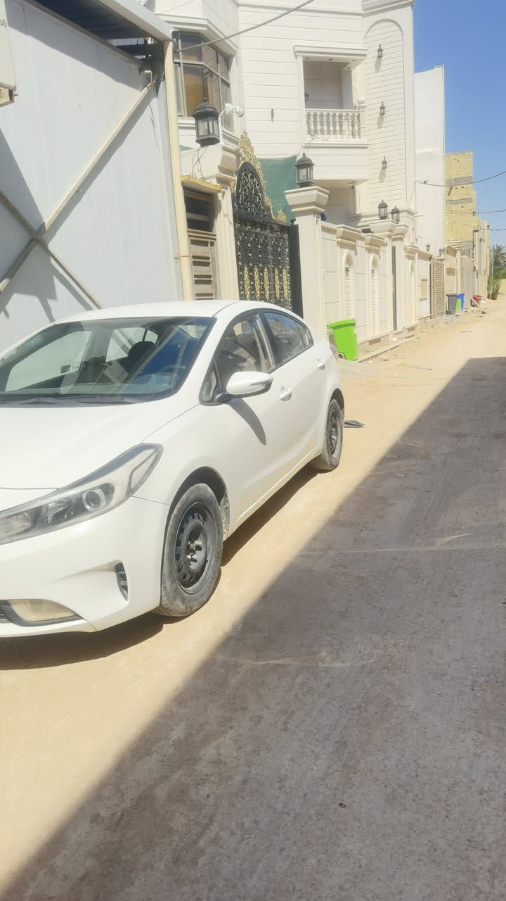 السلام عليكم كيا سيراتو 17 السيارة 3 قطع صبغ اثر شخوط بدون حادث والبنيد مبدل اثناء المشي راجع البنيد عكس ومبدلينه والتكم الي بالبداية على كد شبر شبر صبغ اثر شخوط همينه والقطع البابين اليمين الباب الخلفي جهة العبري مصبوغ كامل والباب الامامي جهة العبري مصبوغ ربع تقريباً والجاملغ الخلفي بدون حادث السيارة ماشية 171 وكسور المكينة مبدلة جديدة ما صارلها شهرين الكير نظيف وتراي وين ما تحب تبريدها شغال لكن نقص غاز تجي وتدلل عليه السعر 110 وبيها مجال  واتساب ما موجود فقط اتصال ***********
