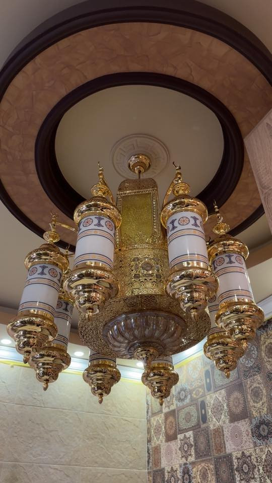 ثريات تركي طلاء ثابت لون ذهبي خمس ثريات كبيرة عدد واحد ووسط عدد واحد وصغيره عدد ثلاثه للبيع بغداد المنصور سعرها مناسب جداً للاستفسار ***********
