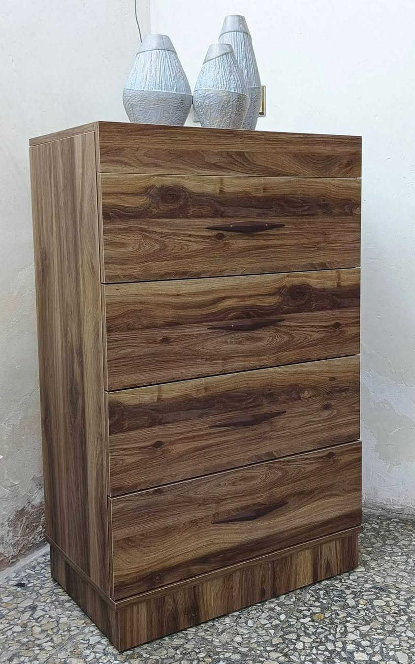 السلام عليكم غرفة نوم 5 قطع 
اشتريتها من الجشعمي من بغداد بمليونين 
رايدتها ب 900 وياها دوشك نوعية "المميز"
واتساب/***********
