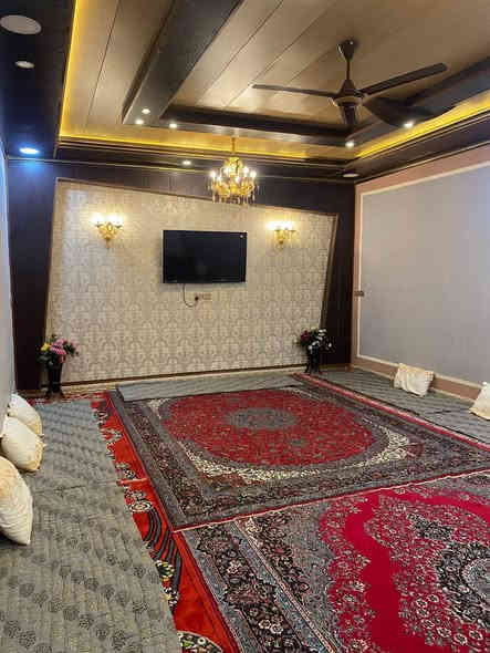 السلام عليكم
البيت للبيع طابقين
معمل ادويه خلاف صيدليه بغداد 
شارع (10 
مساحة البيت /300 م 
مساحة البناء /250 
يحتوي على /6 غرف 
يحتوي على صالتين 
معى ثلاث حمامات 
مطبخ حار بارد
صالة ضيوف 
البناء/2022
للاستفسار الاتصال على 
***********
***********
