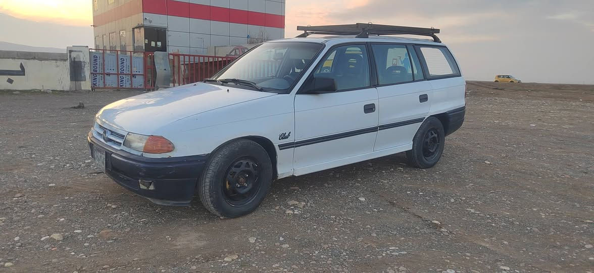 ئۆپل ئەستەرا
مەکینە 20 
مۆدیل 92
مالی کەسابەتو دووستە
چاروا تاییە لۆکی لەژیرە 
کارەبای بەشەرت 
دەعمولی دراوی نیە 
تەقەورەقەی نیە 
سەنەوی بەشەرتی حاسیبە 
وەکالەیشی لەگەلە 
20گەلا 
ژم *********** السليمانية, العراق
