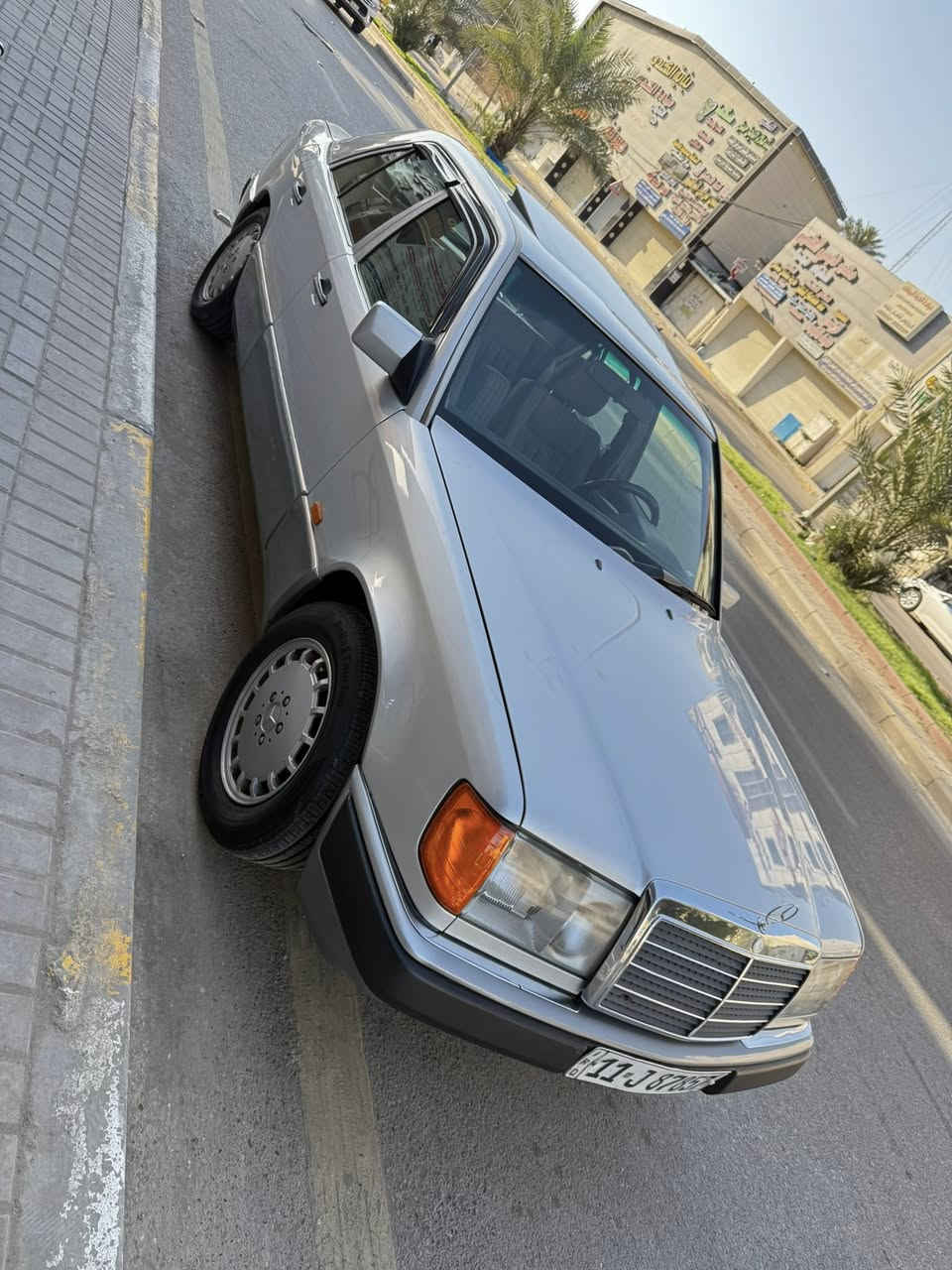 السلام عليكم 
مرسيدس دب موديل 1988
مصبوغه عام جماليه بدون حادث ( بدي جديد جداً بدون خياس بدون سمكرة )
سلايد روف جام 4 كهرباء 
السياره جاهزة وبدون نقص 
السعر 8500$ يعني 85 ورقة وبيه مجال بسيط 
مكان السيارة بغداد الاعظمية شارع المغرب 
للتواصل *********** خالد الجبوري
