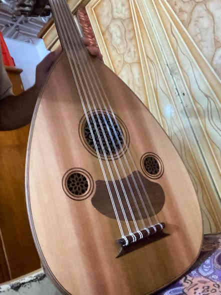 عود زرياب تركي صناعه 2023 جديد ما مستعمل معه جنطه وريشه اثنين وأوتار احتياط واستاند اريده 240 وبي مجال عندي خدمه توصيل رقم الواتساب (***********) البصرة
