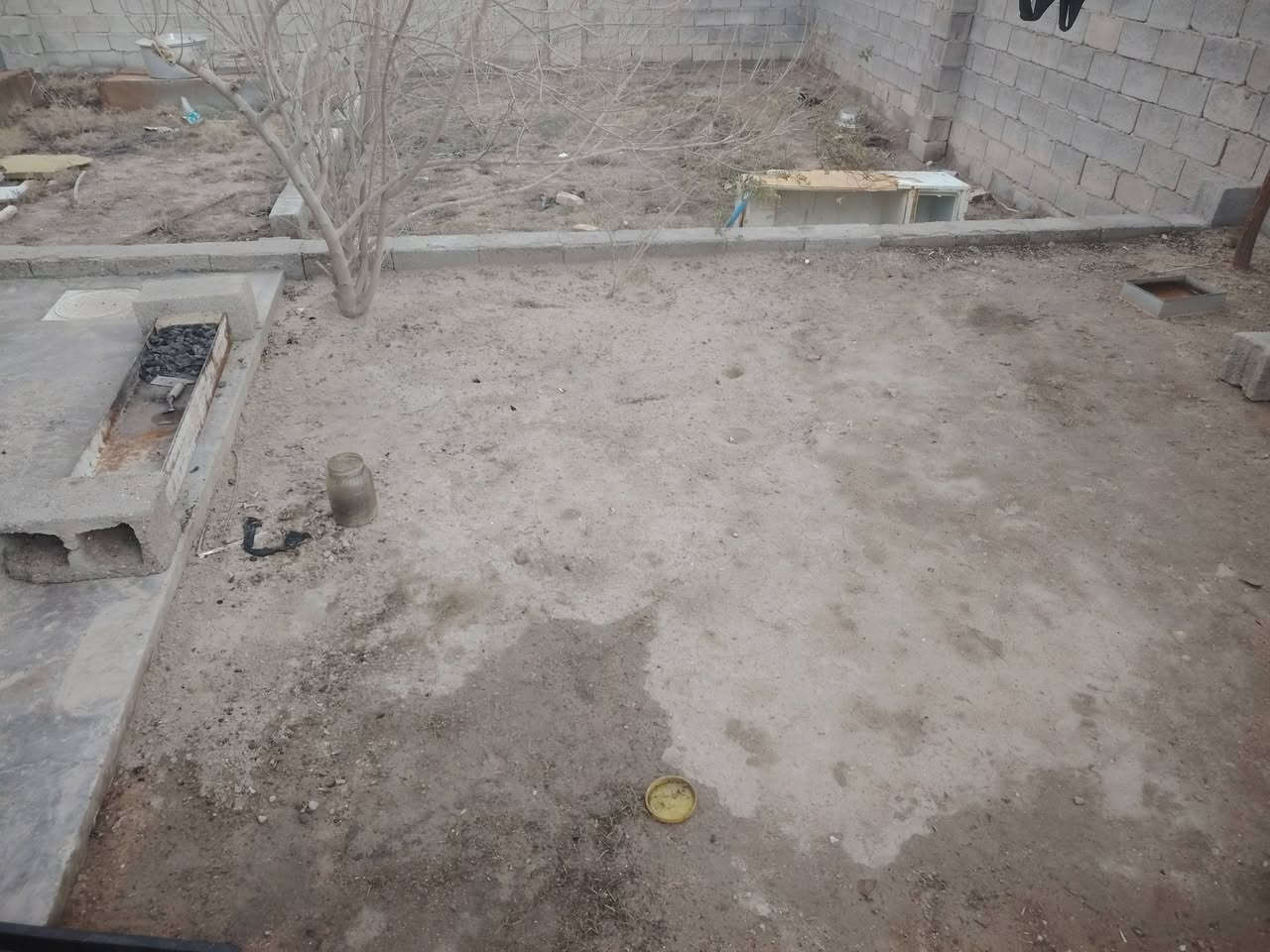 السلام عليكم بيت للبيع مع قطعة المساحة الكلية 325متر يحتوي على غرفه ومطبخ وصاله وصحيات ومنور وقف سني العنوان ابي الخصيب حمدان قرب جامع البرديه السعر 60 وبي مجال /***********
