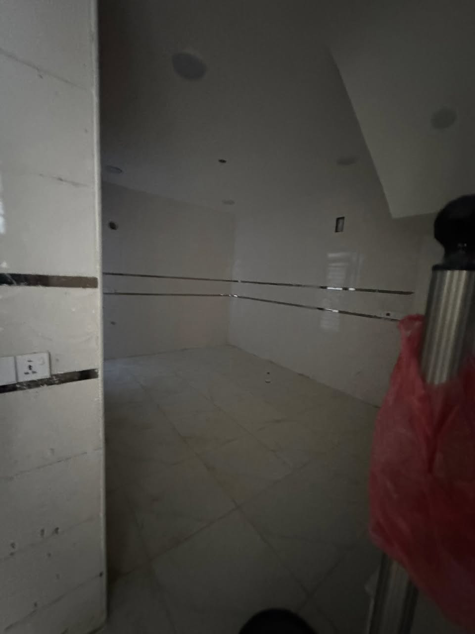 مشتمل للبيع مساحه ٥٠ متر يحتوي على غرفتين نوم وصاله ومطبخ ومنور وخدمات المشتمل  بناء حديث حي الجهاد خلف مطعم ريلاكس الاستفسار اتصل على ***********
