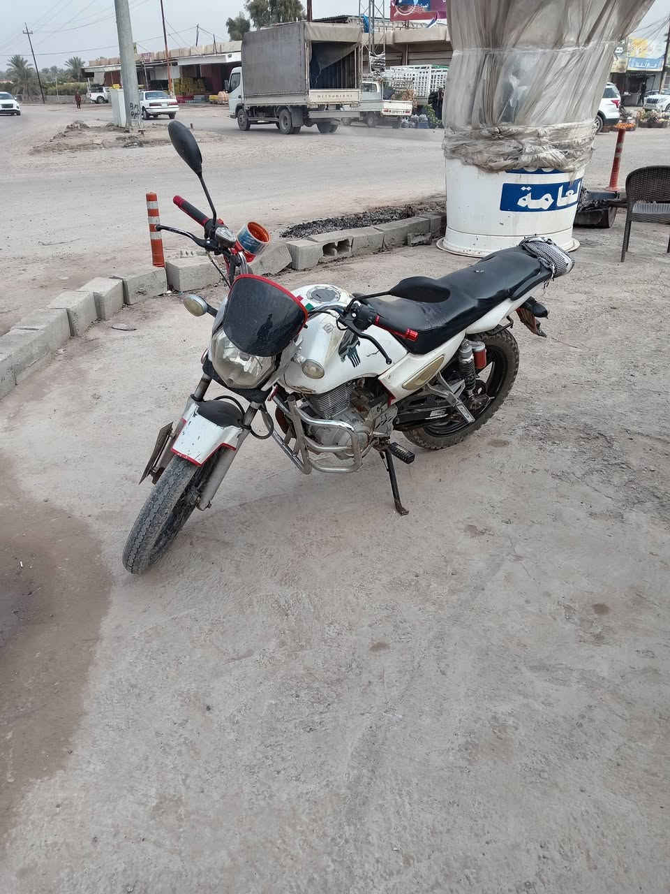 السلام عليكم من رخصة الدمن.  دراجه سنكي. مكينه نضيفه ودراجه كامله من كهربائيات.   مابيها اي خلل بس كابريتر شويه يخربط تنكر سلف وتفحص يلا تاخذ. السعر 700 وبي مجال حك جيه   للتواصل.  ***********
