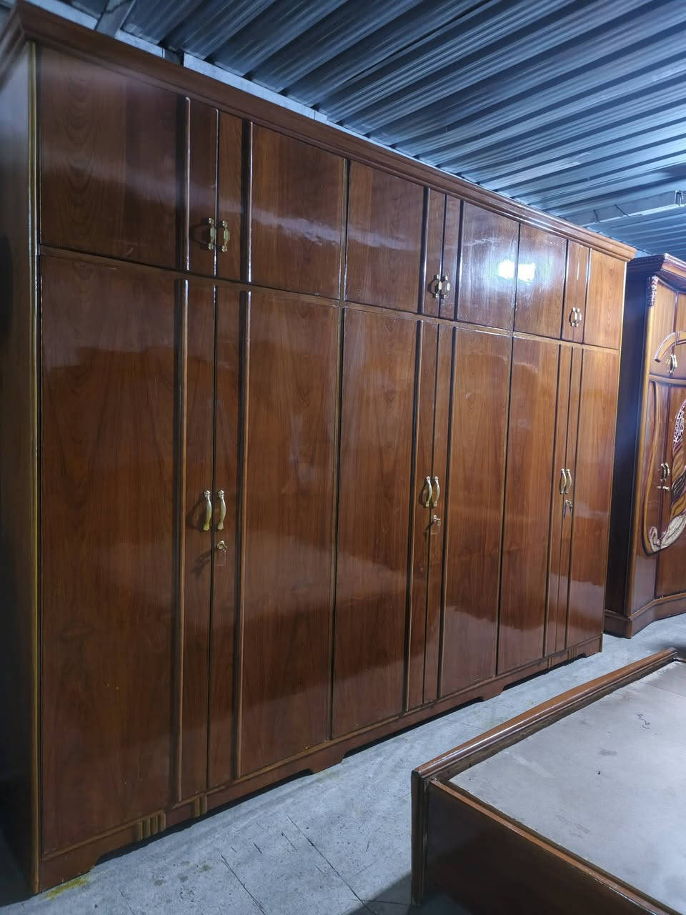 السلام عليكم سوينه تخفيض فد شي بلاسعار الجديده ثلاجات ومجمدات وغسالات أحجام مختلفه أثاث جديد +ومستخدم لل ب ي ع المكان  الطارميه حي الفارس شارع السكلات خلف معارض حجي وليد  السيارات قرب جامع الصديق  للاستفسار خاص او ع رقم الهاتف***********    ؟*********** واشتغل نضام مراوس بغرف أخشاب عراقيه أو كناتير كاونترات ضرر بسيط مو مهم عادي
