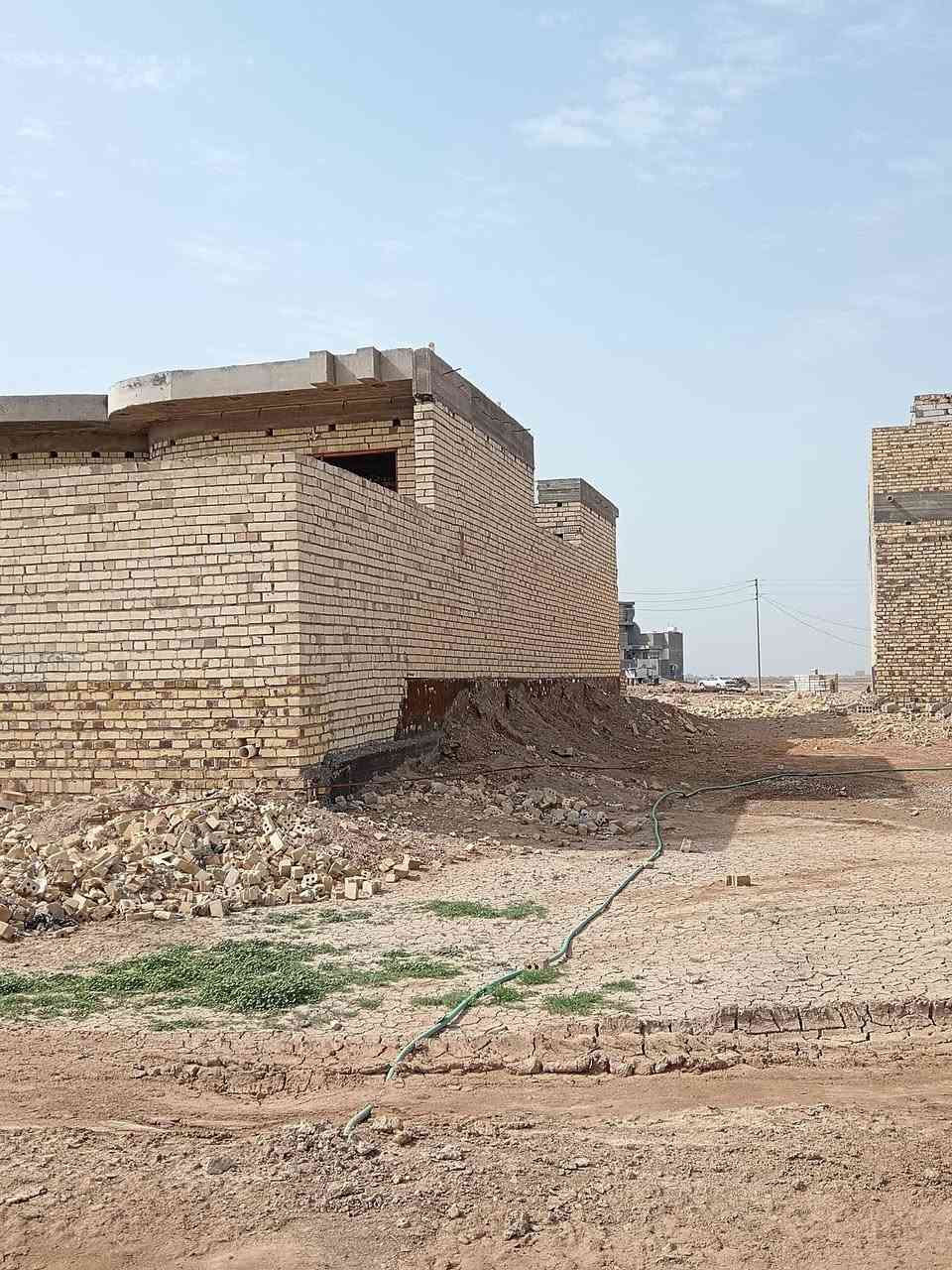 سلام عليكم بيت  طابو صرف مساحه ٢٧٣م بناء جديد طابوق جمهوري مال النهروان مقابيل الإمام غرفتين وصالتين واستقبال ١٠م ومكان سياره وحديقة ٣٠م للتفاصيل أكثر الاتصال على الرقم ***********
