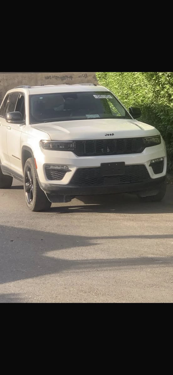 السلام عليكم جيب كراند موديل 23 ماشيه 42 حادثاه جاملغ امامي بدل وشبر صبغ بلبنيد سياره بسمي مكانها بغداد الاعظميه سياره كلش حلوه وجديده الاستفسار على رقم ***********
