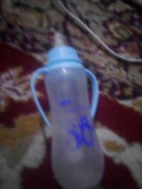 مرحبا، عندي بطل رضاعة بلاستيك للأطفال. السعة مالتها 240 مل مع مقابض جا...