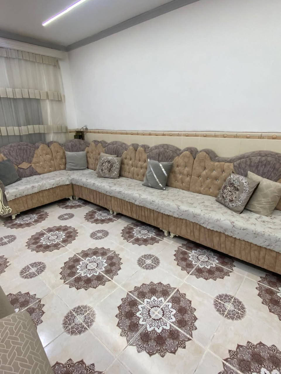 ديوان 5 أمتار ونصف كلش نظيف مستعمل قليل كلش ما بي عيب سعره 350 الف للتواصل ***********

