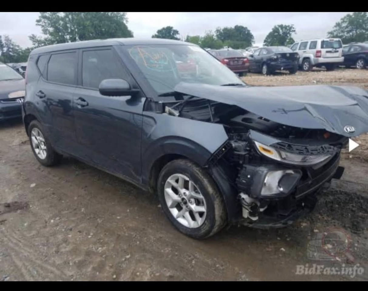 للبيع كيا سول
موديل 2020
رقم بغداد
بدون ايرباك
بدون ضربة باللغد والشاصي
ماشية 97 الف كيلو متر
محرك وكير وتبريد مكفولات
صورة الحادث مرفقة

المواصفات:
 • فئة S
 • محرك 4 سلندر 2.0 لتر ( دوش )
 • ناقل حركة أوتوماتيك CVT
 • نظام دفع أمامي
 • استهلاك وقود اقتصادي
 • شاشة لمس 10.25 إنش
 • دعم Apple CarPlay & Android Auto
 • تكييف أوتوماتيك
 • مقاعد قماش
 • تحكم من المقود
 • أنظمة أمان (ABS – Traction Control – Airbags)

السعر : 123 ورقة 
الموقع : بغداد / الكرادة
***********
